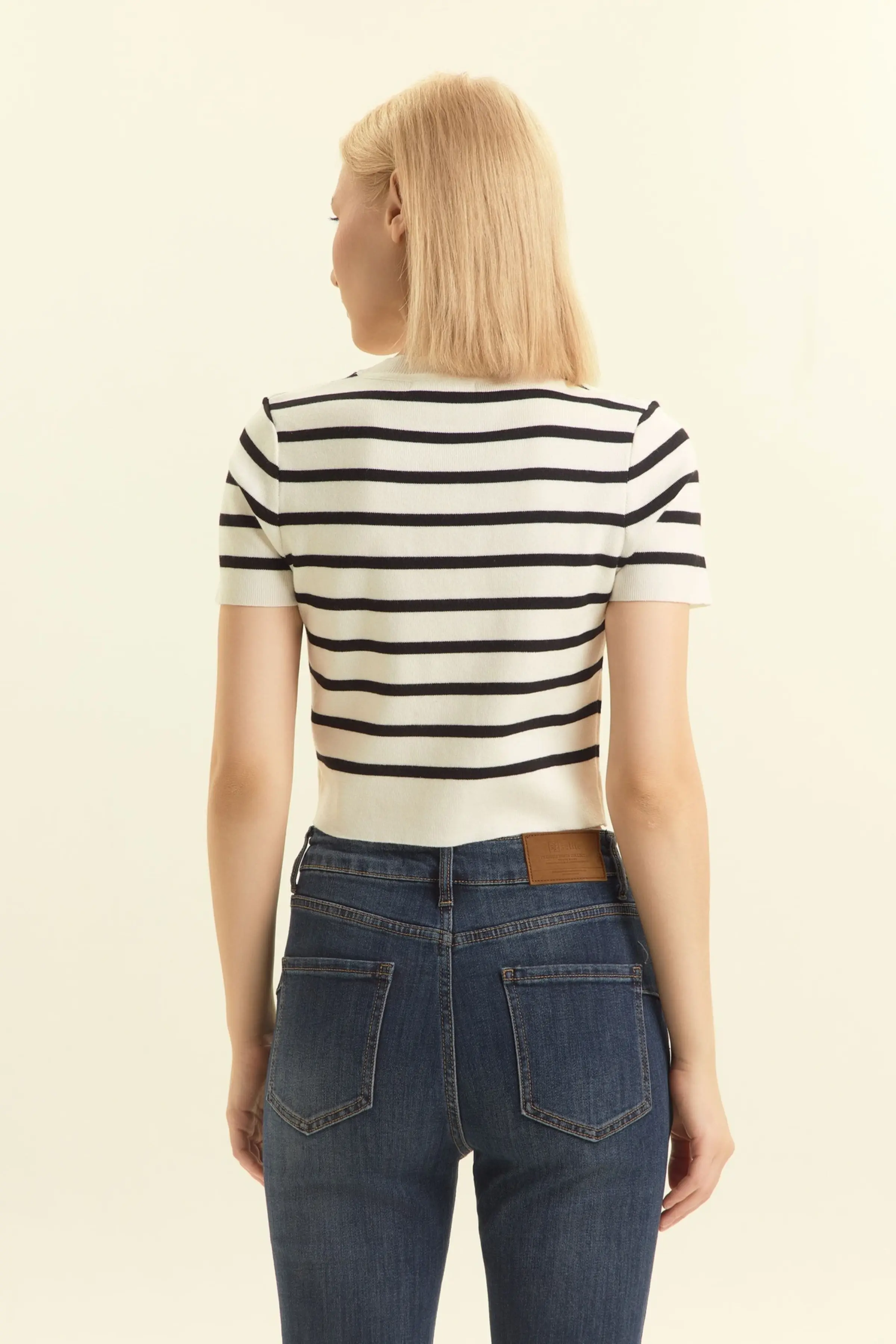 Джемпер бело-черная полоска для женщин 46342-46 60