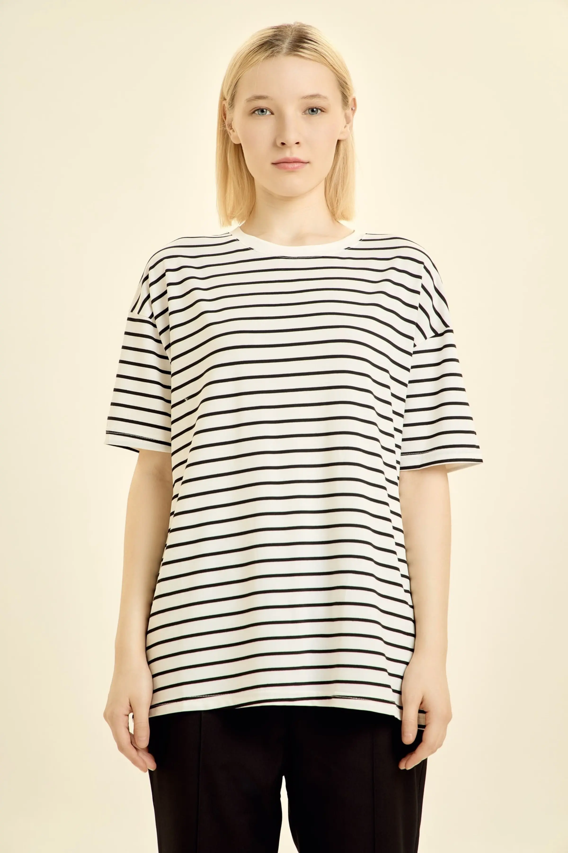Футболка бело-черная полоска для женщин 46256-46 67