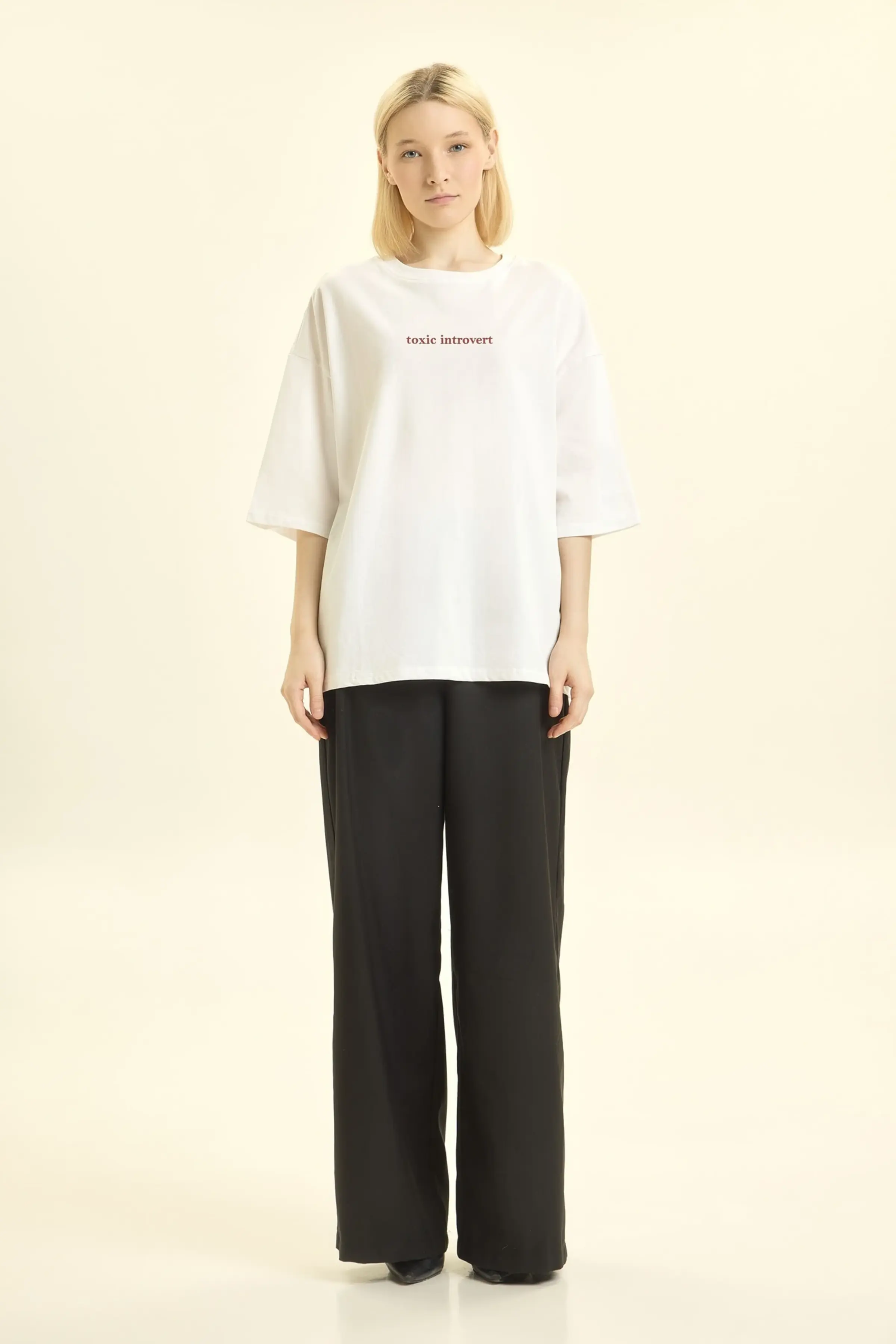 Футболка бело-красный принт для женщин 46157-214 67