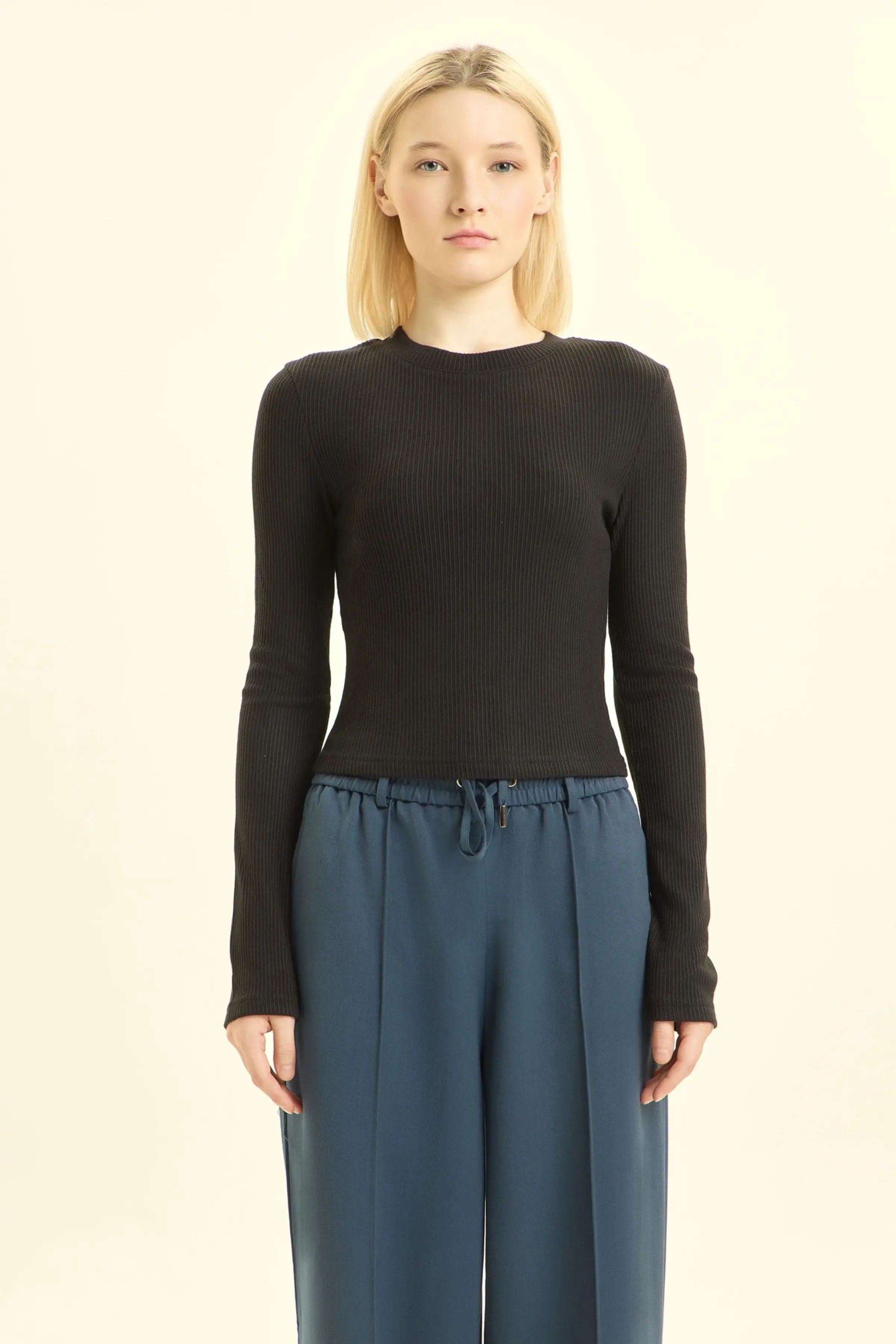 Лонгслив черный для женщин 46164-1 59