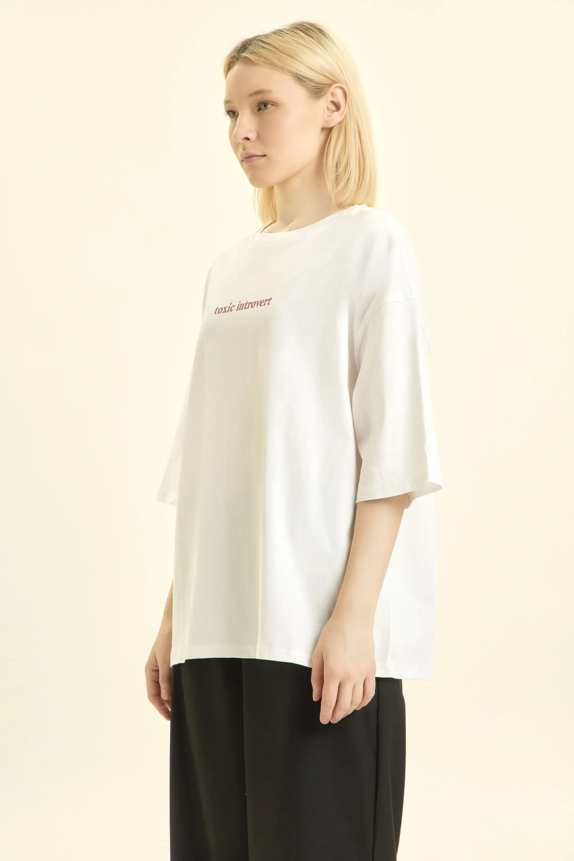 Футболка бело-красный принт для женщин 46157-214 67