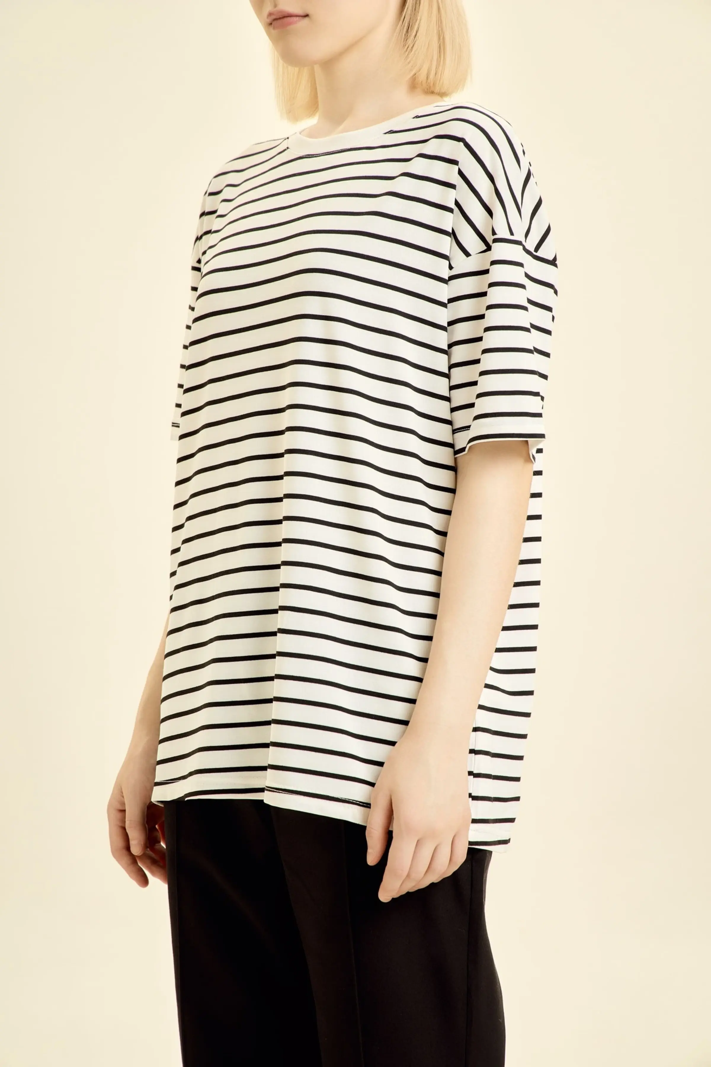 Футболка бело-черная полоска для женщин 46256-46 67
