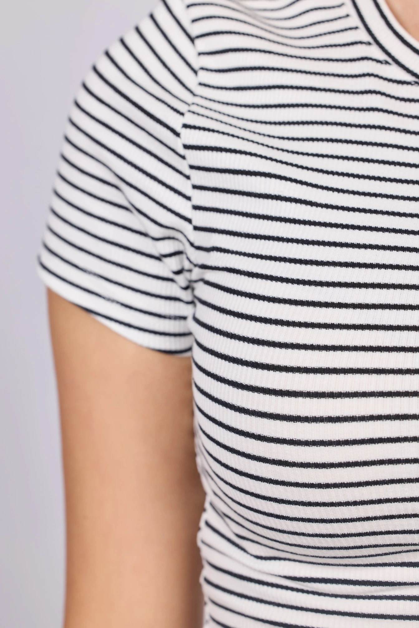 Футболка бело-черная полоска для женщин 42265-46 67