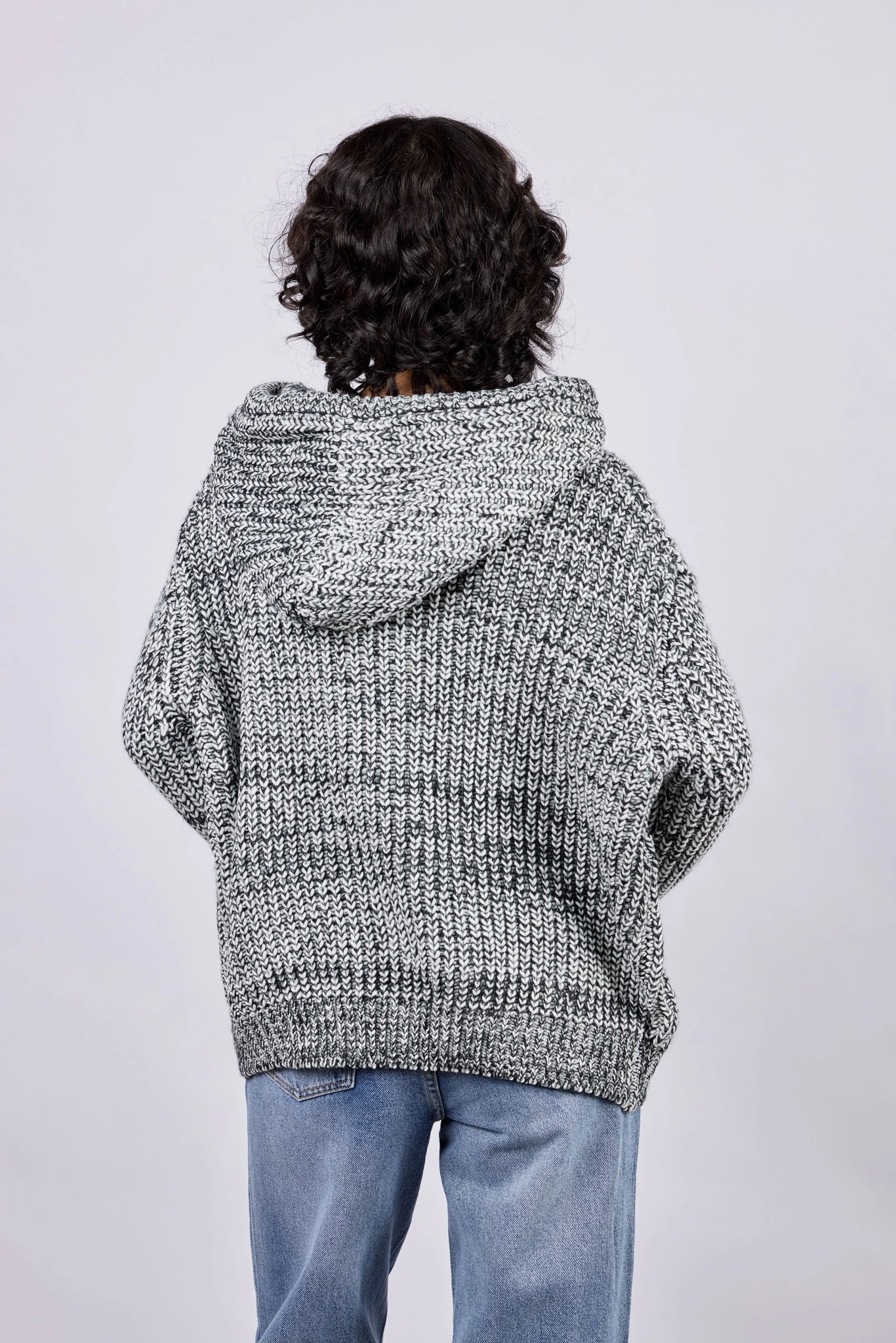 Свитер черно-белый для женщин 43227-109 65