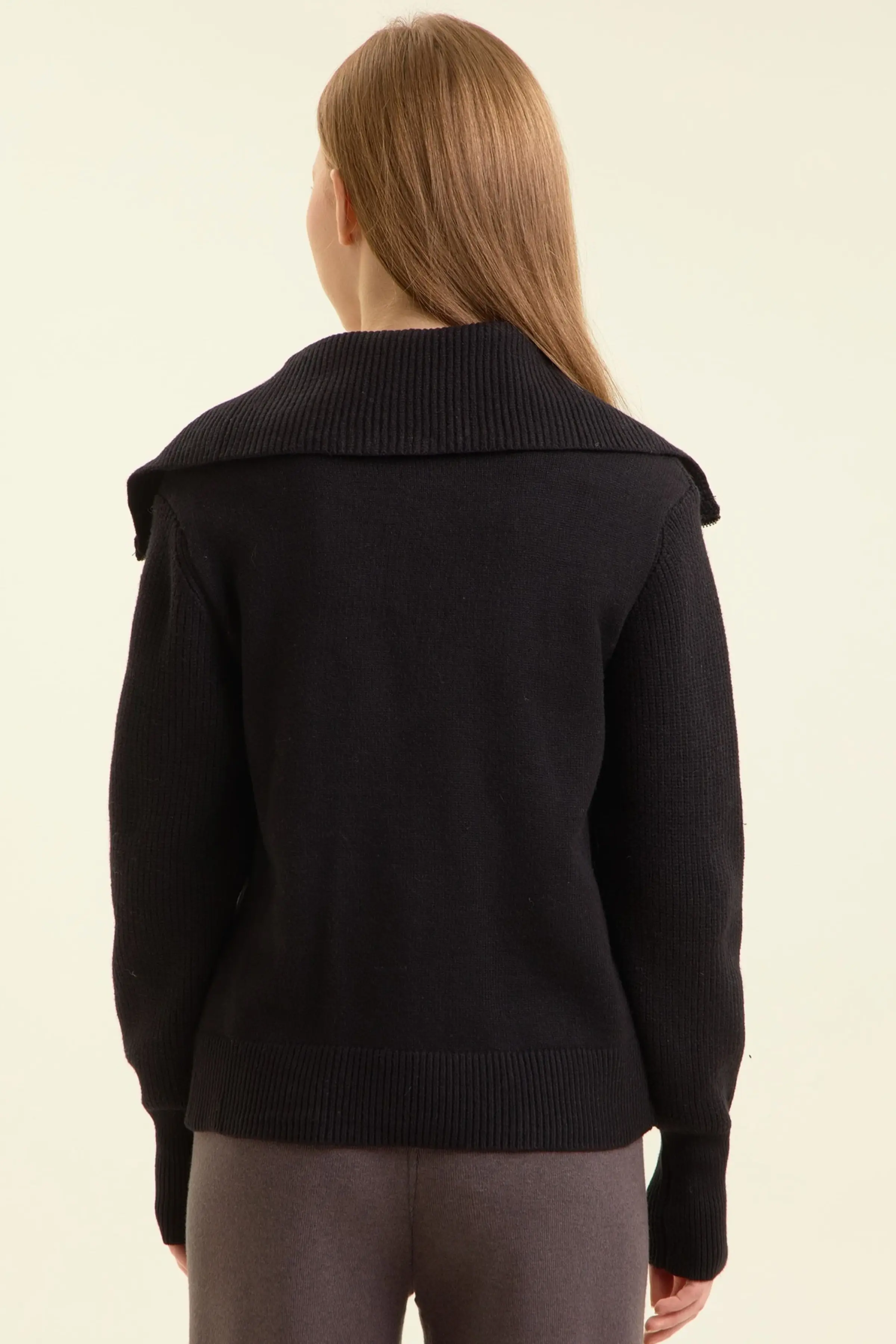 Свитер черный для женщин 47158-1 65