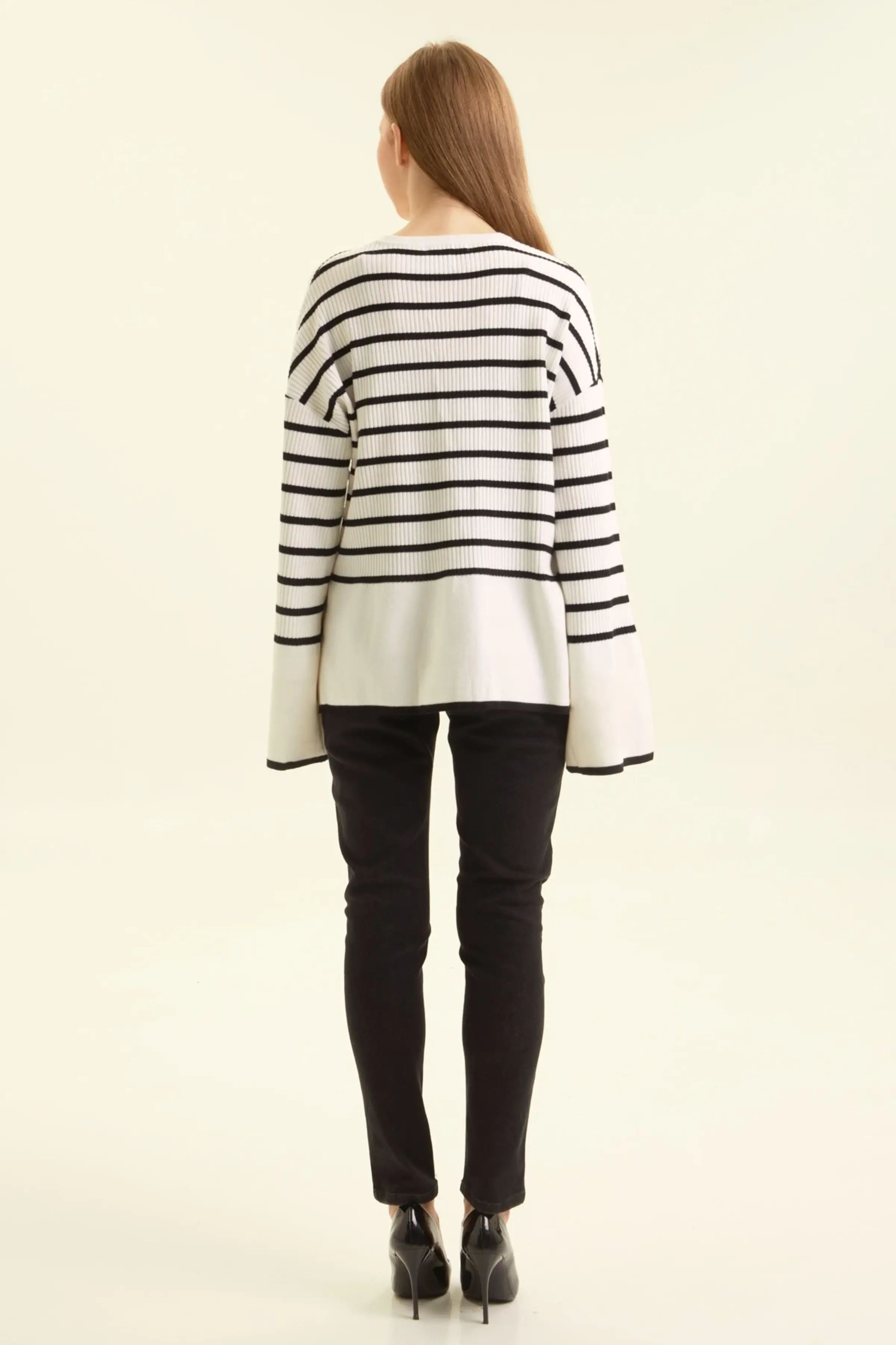 Джемпер бело-черная полоска для женщин 47197-46 60