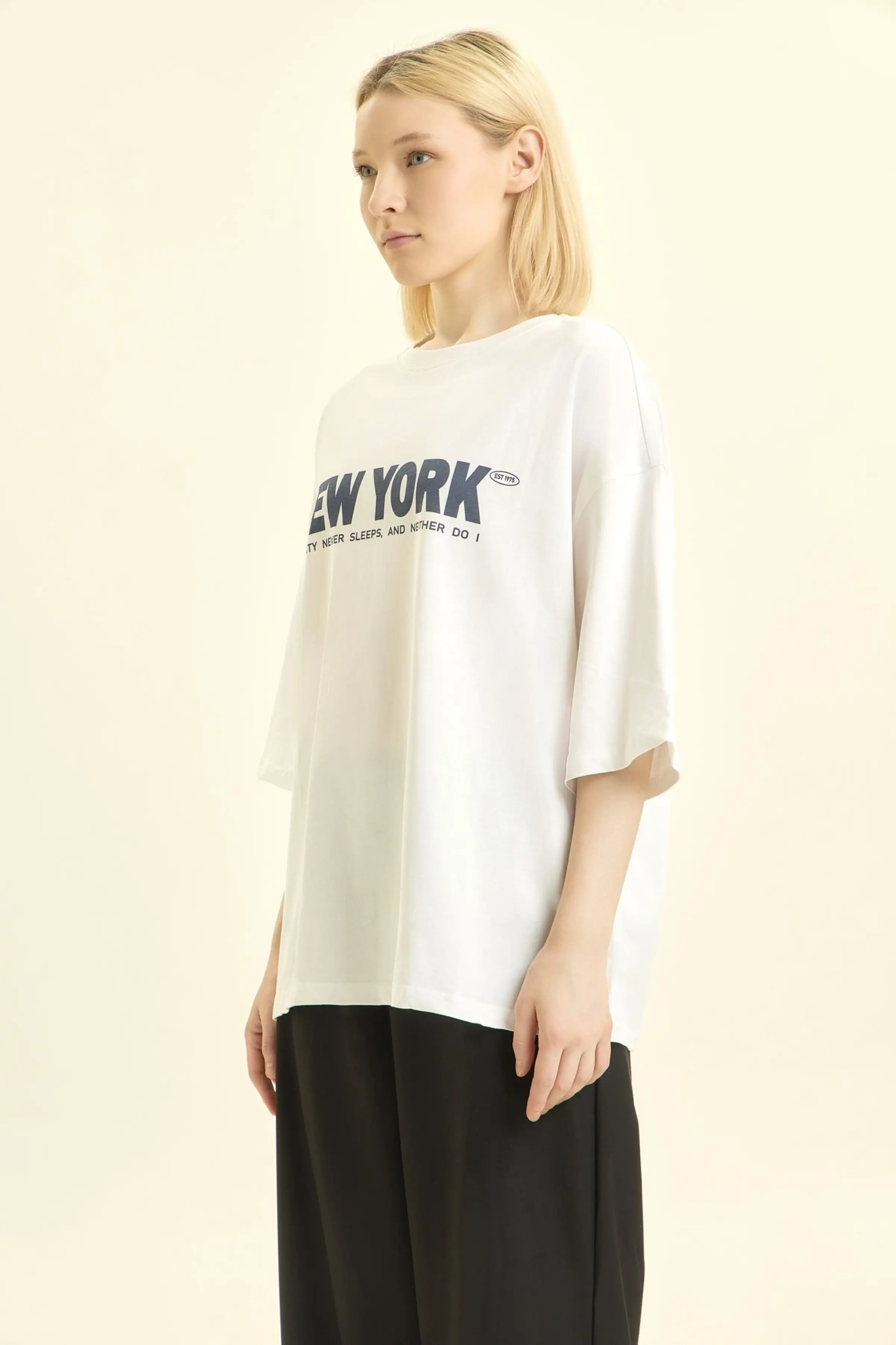 Футболка белый в синий принт для женщин 46157-290 67