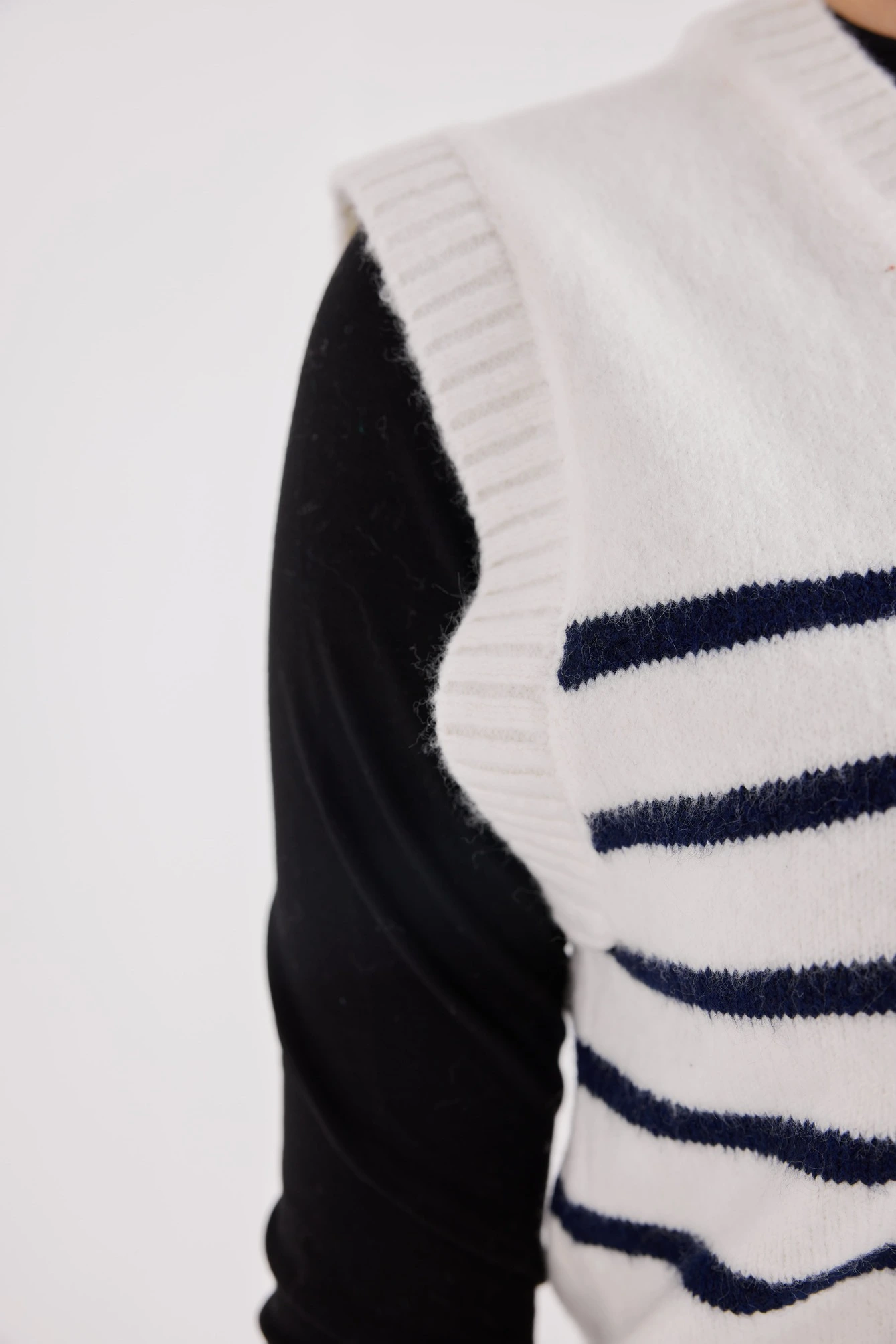 Жилетка бело-синяя полоска для женщин 42115-48 68