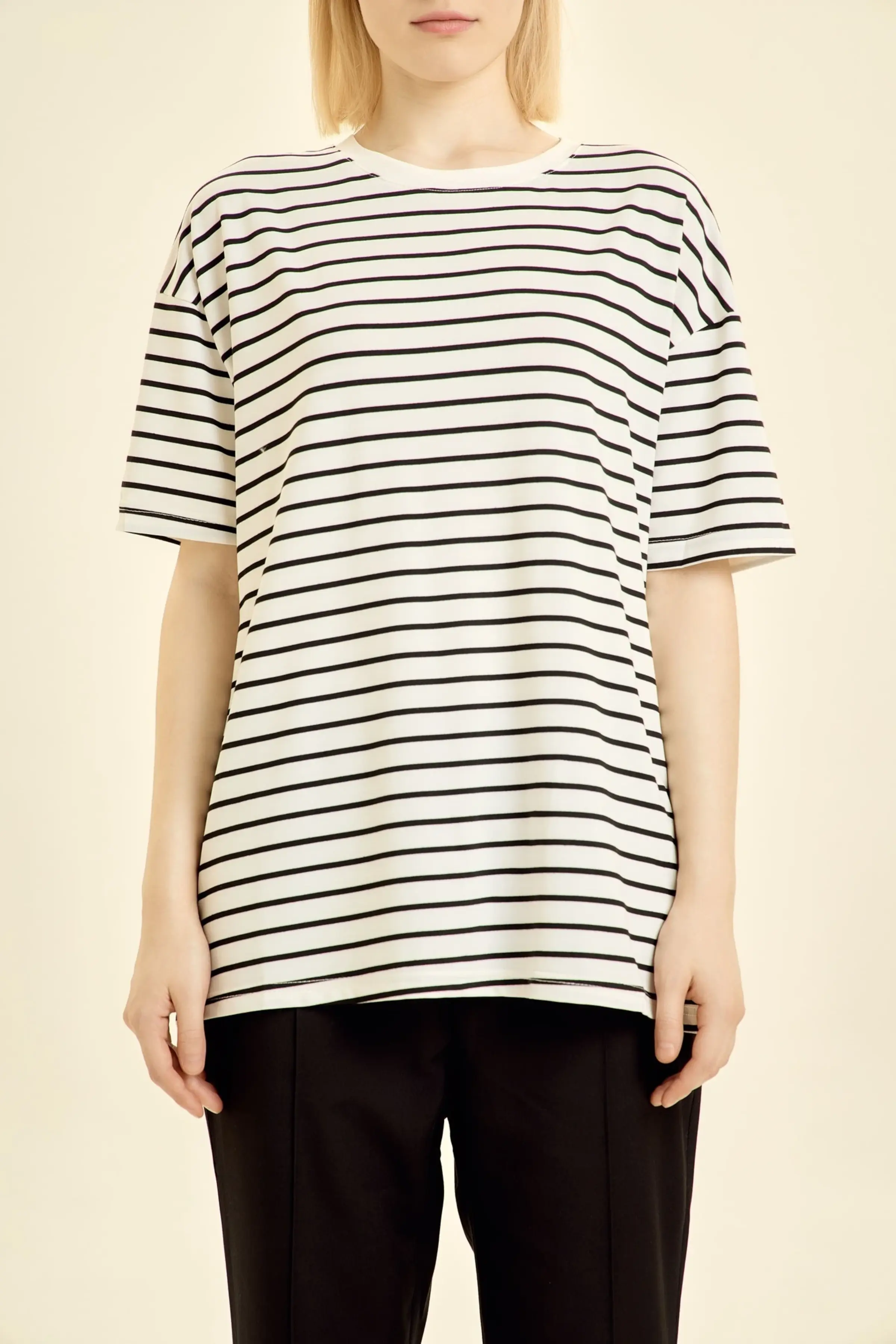 Футболка бело-черная полоска для женщин 46256-46 67