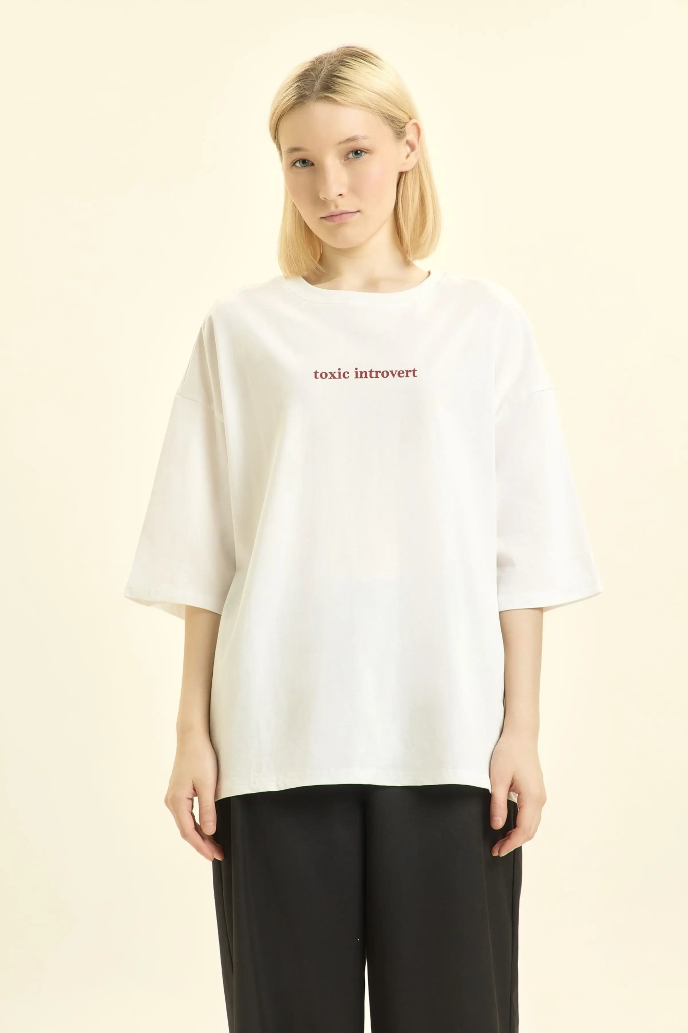 Футболка бело-красный принт для женщин 46157-214 67