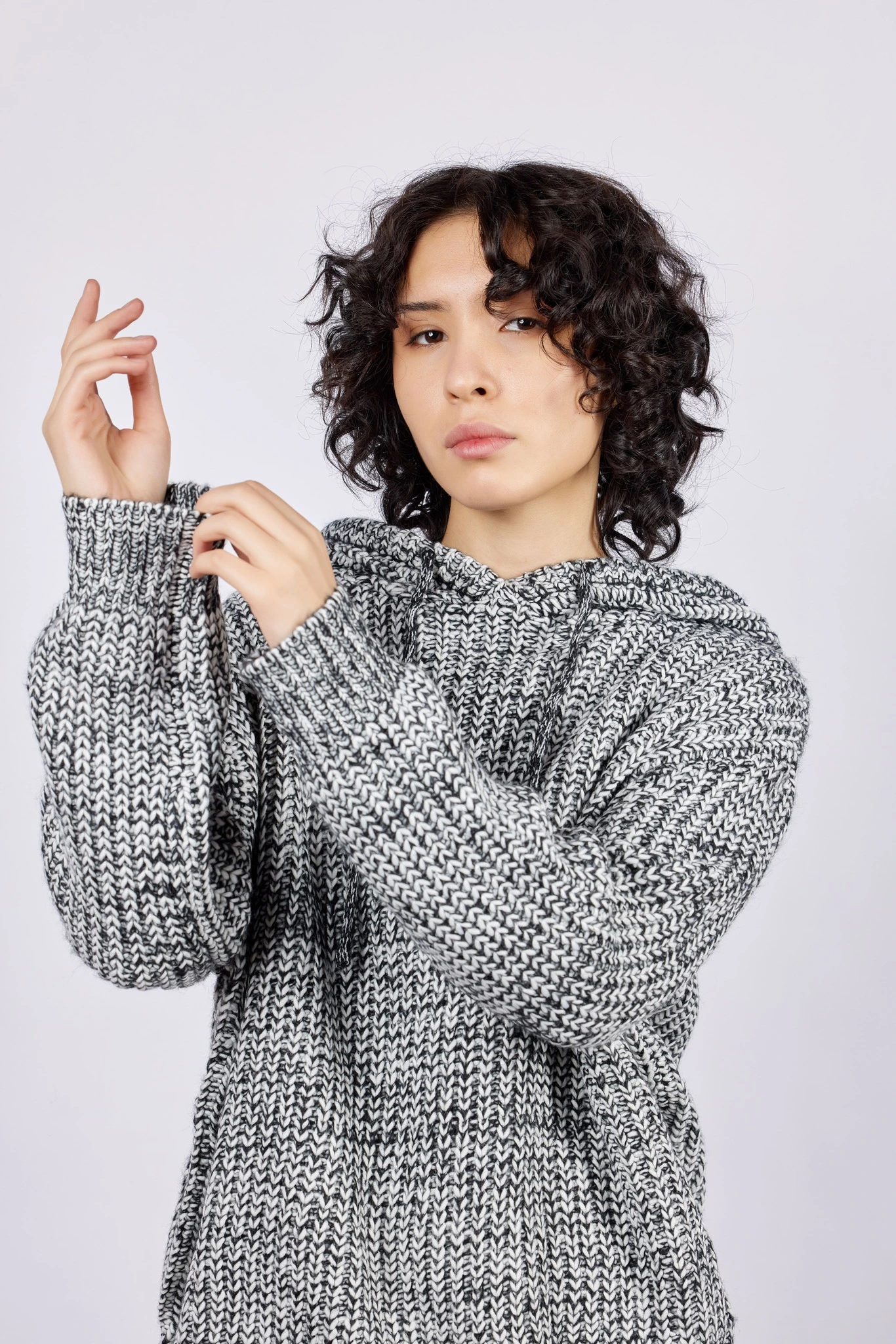 Свитер черно-белый для женщин 43227-109 65