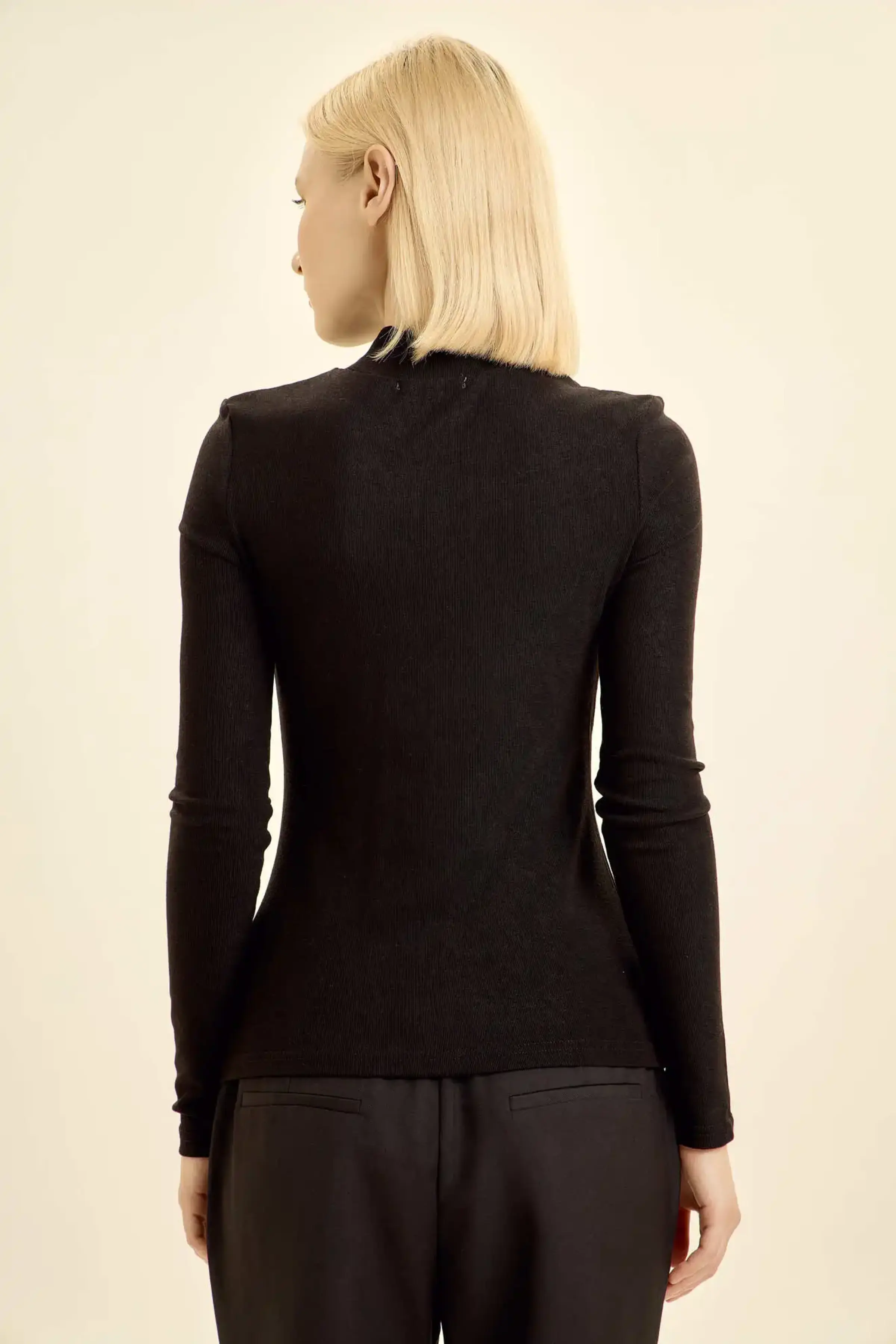 Лонгслив черный для женщин 46122-1 59