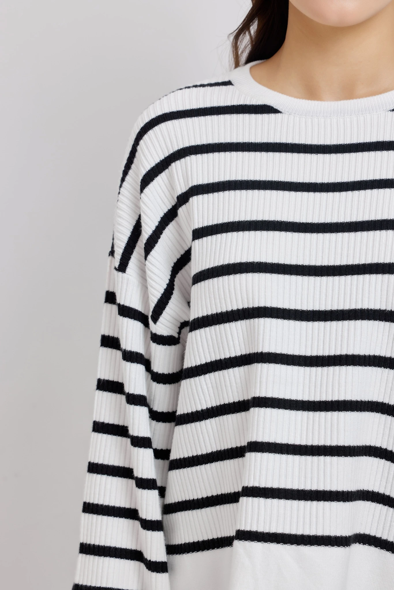 Джемпер бело-черная полоска для женщин 42406U-46 60
