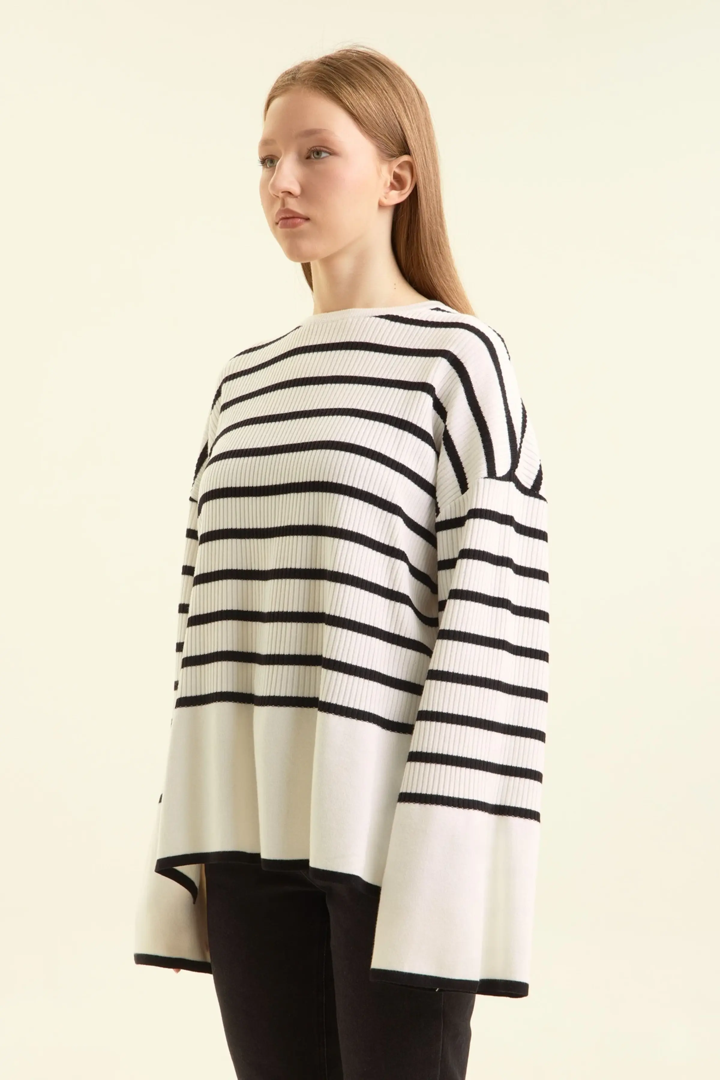 Джемпер бело-черная полоска для женщин 47197-46 60