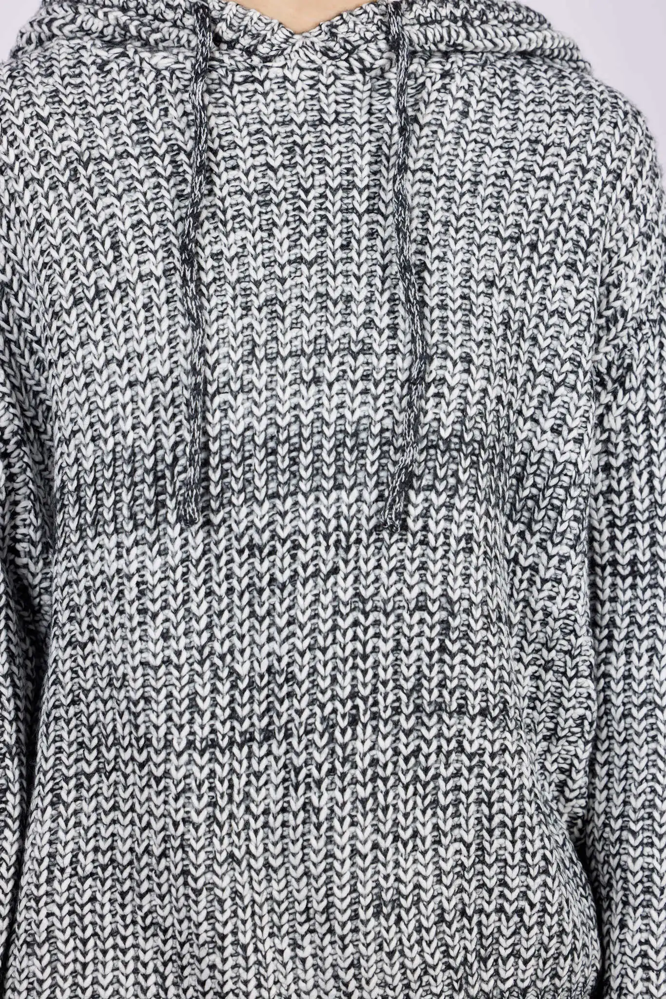 Свитер черно-белый для женщин 43227-109 65