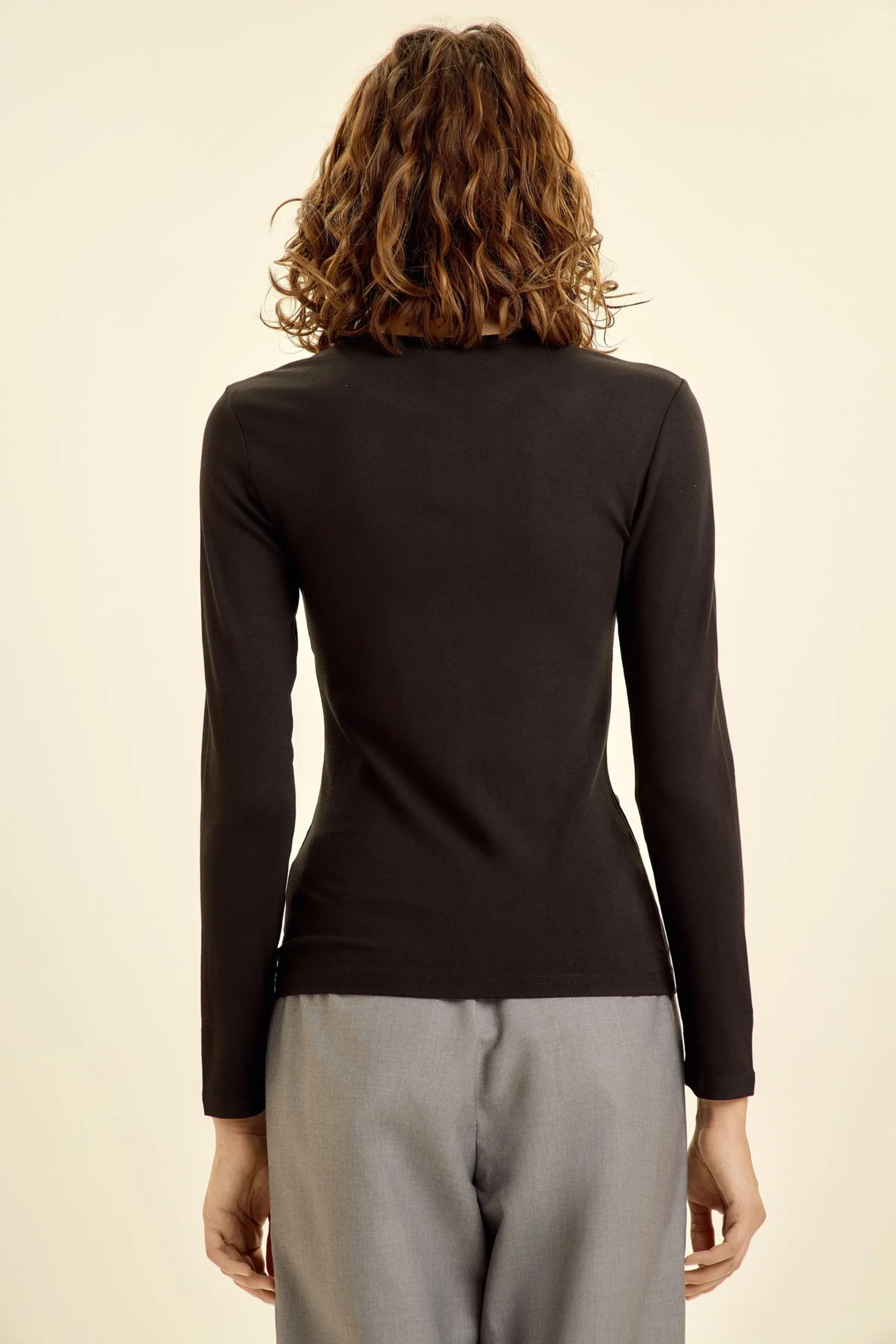 Лонгслив черный для женщин 46133-1 59