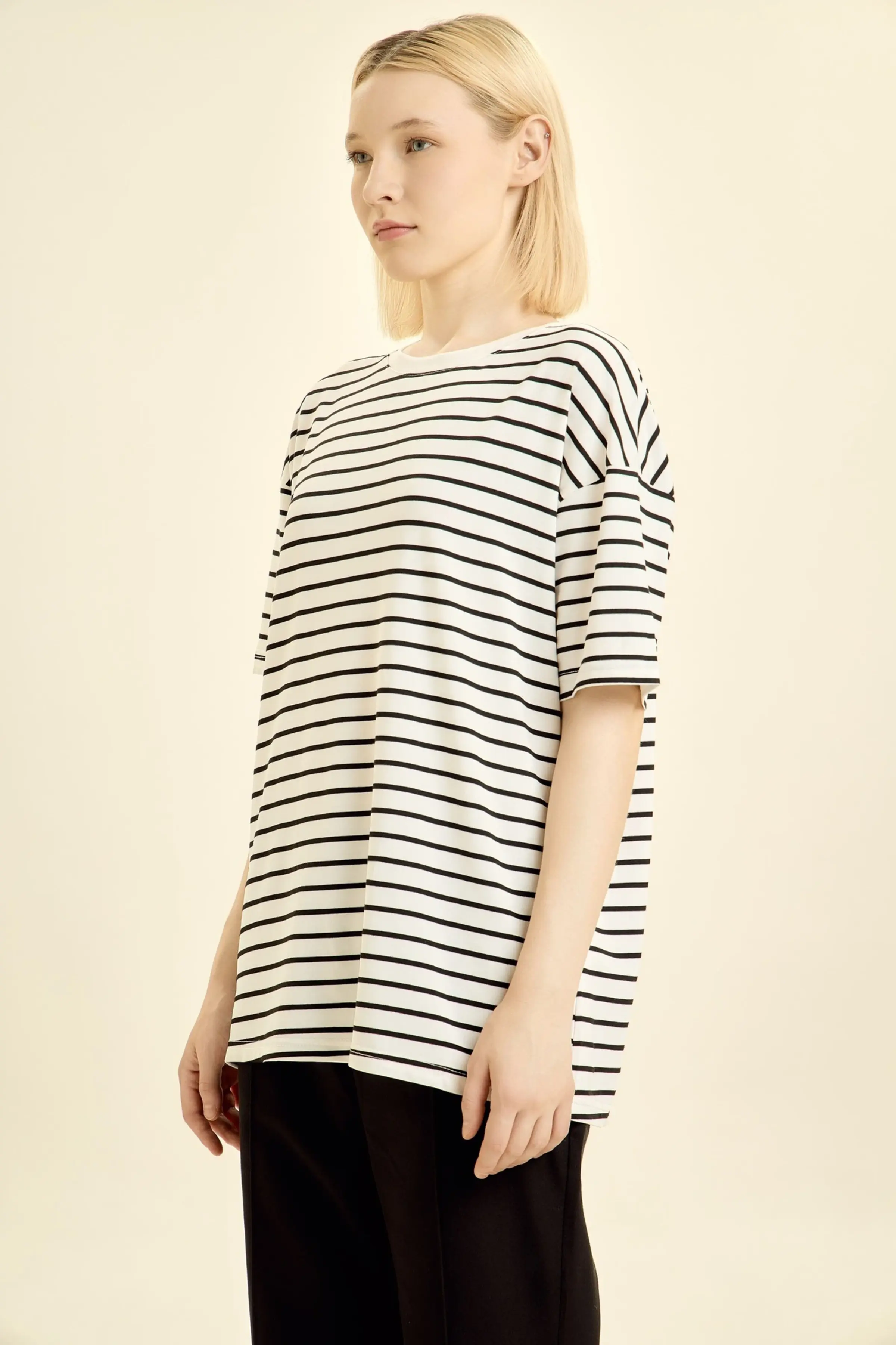 Футболка бело-черная полоска для женщин 46256-46 67