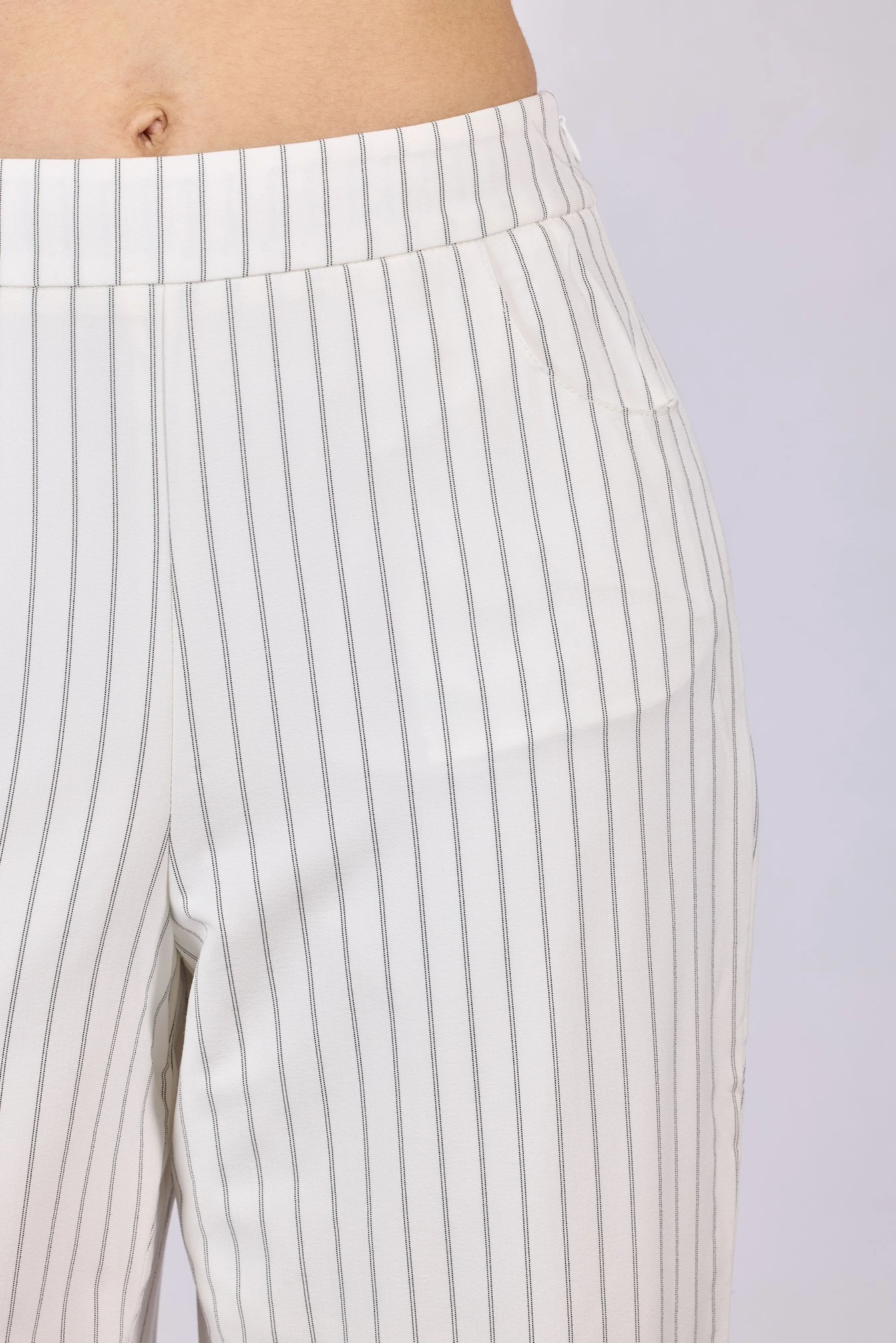 Брюки бело-черная полоска для женщин 44110-46 71