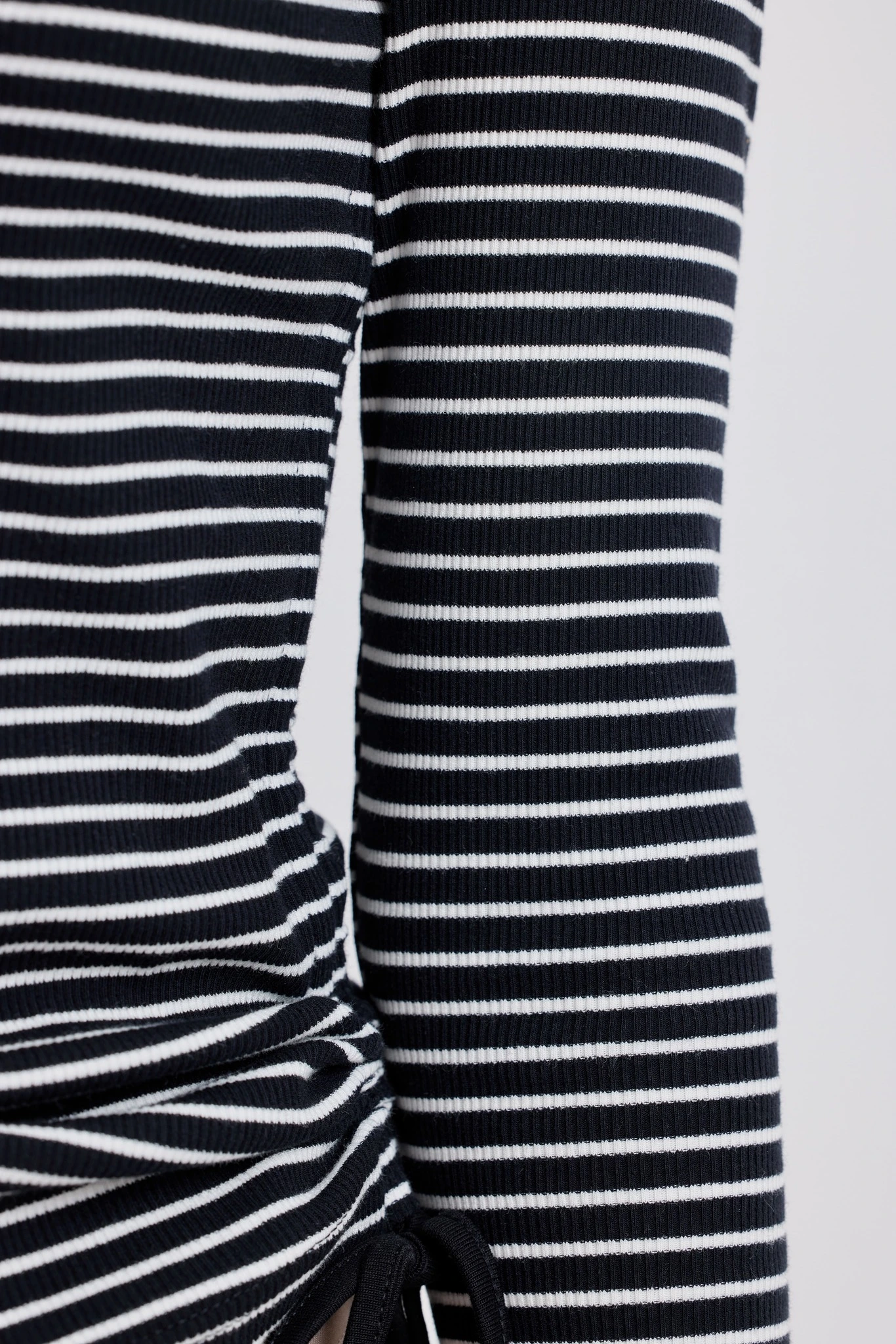 Лонгслив бело-черная полоска для женщин 42408U-46 59