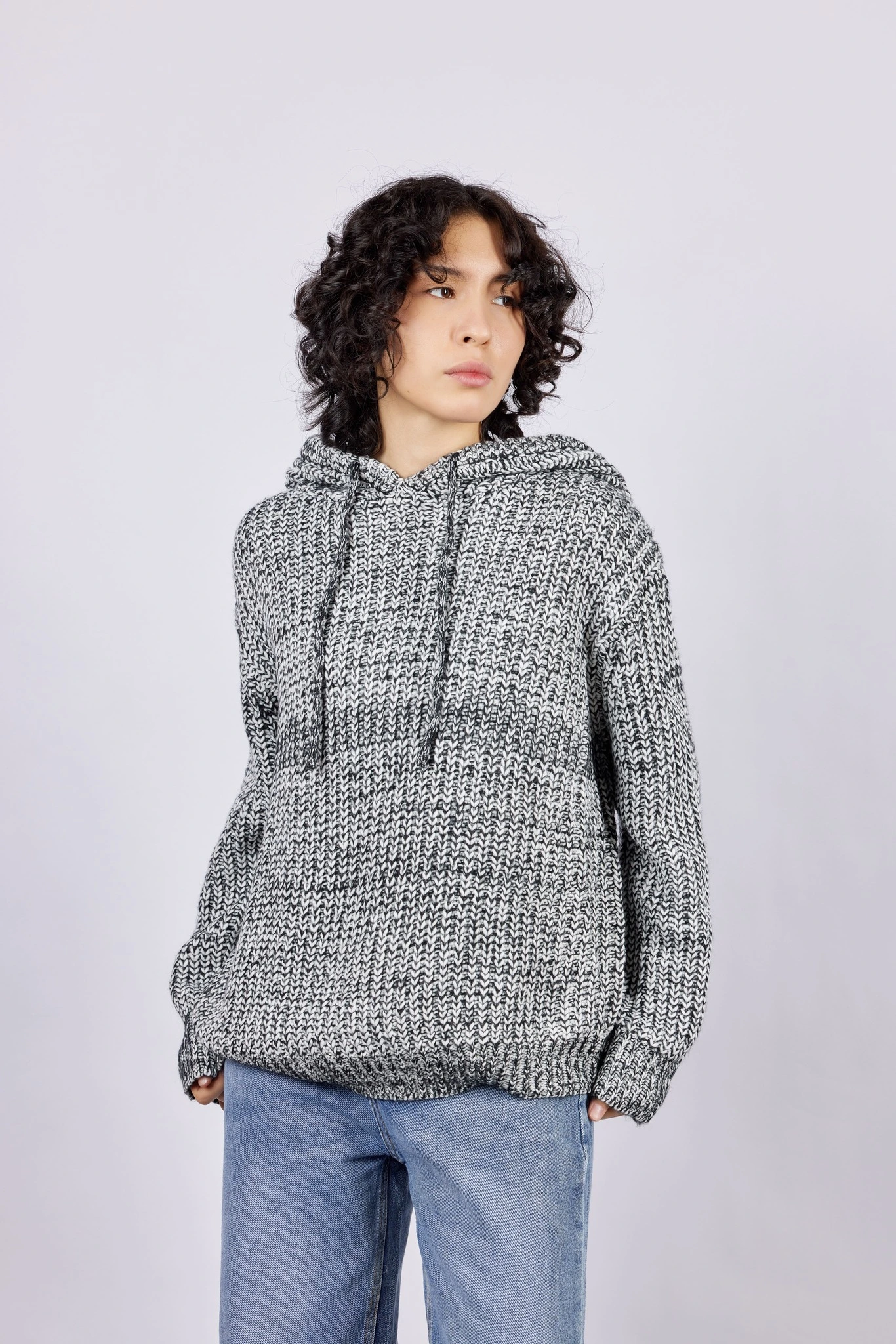 Свитер черно-белый для женщин 43227-109 65