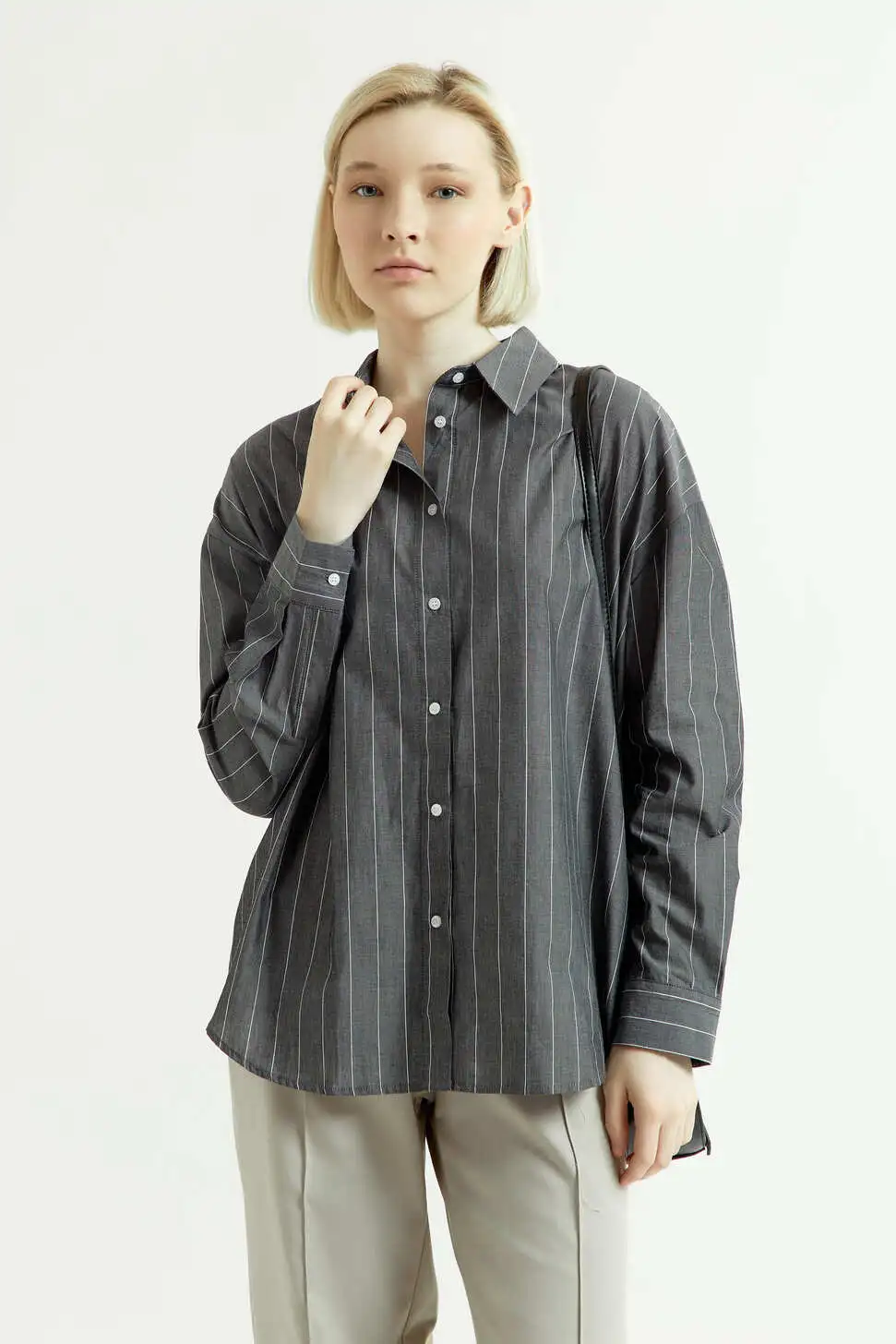 Рубашка бело-серая полоска для женщин 43127-49 66