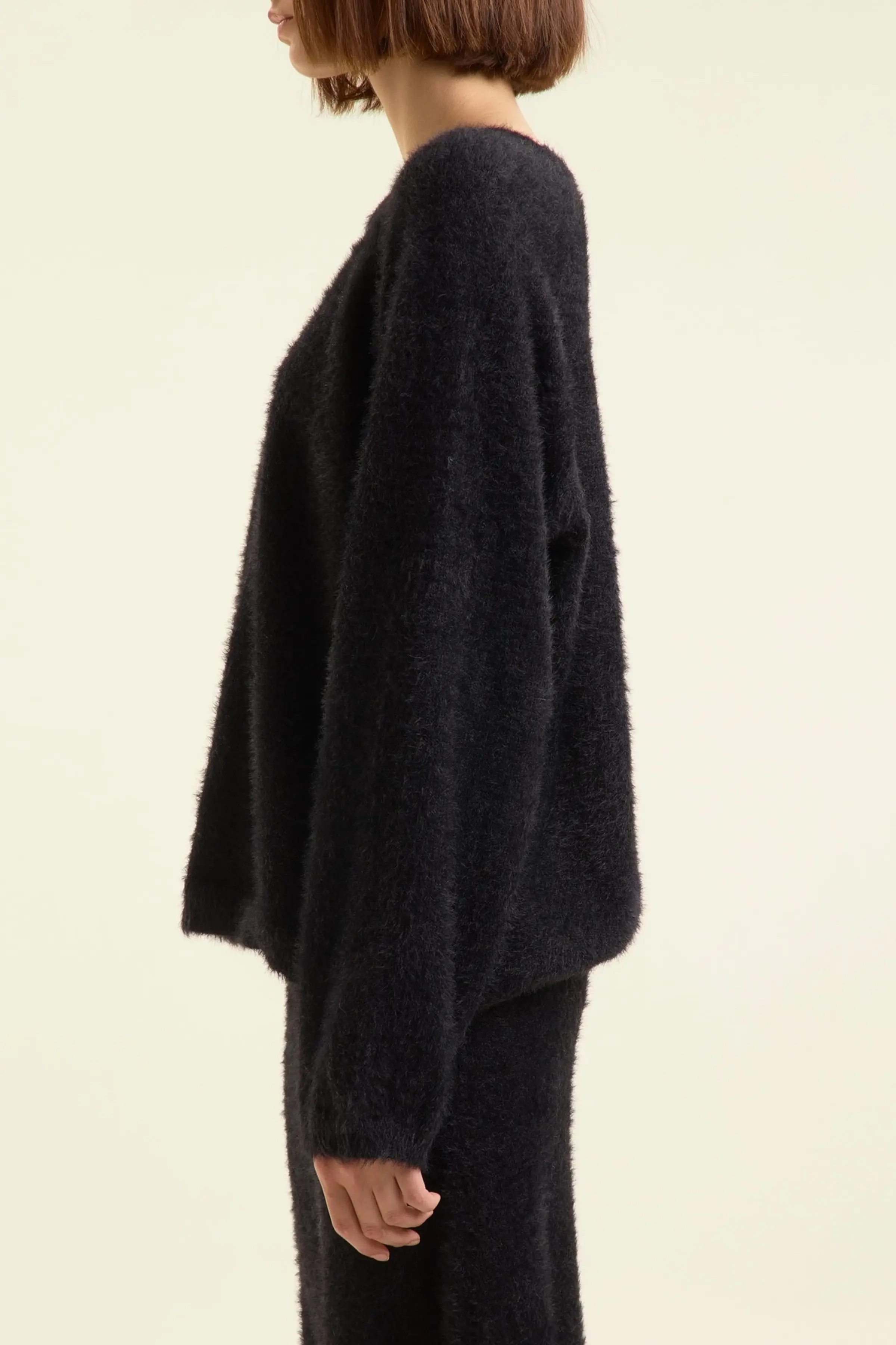 Свитер черный для женщин 47206-1 65