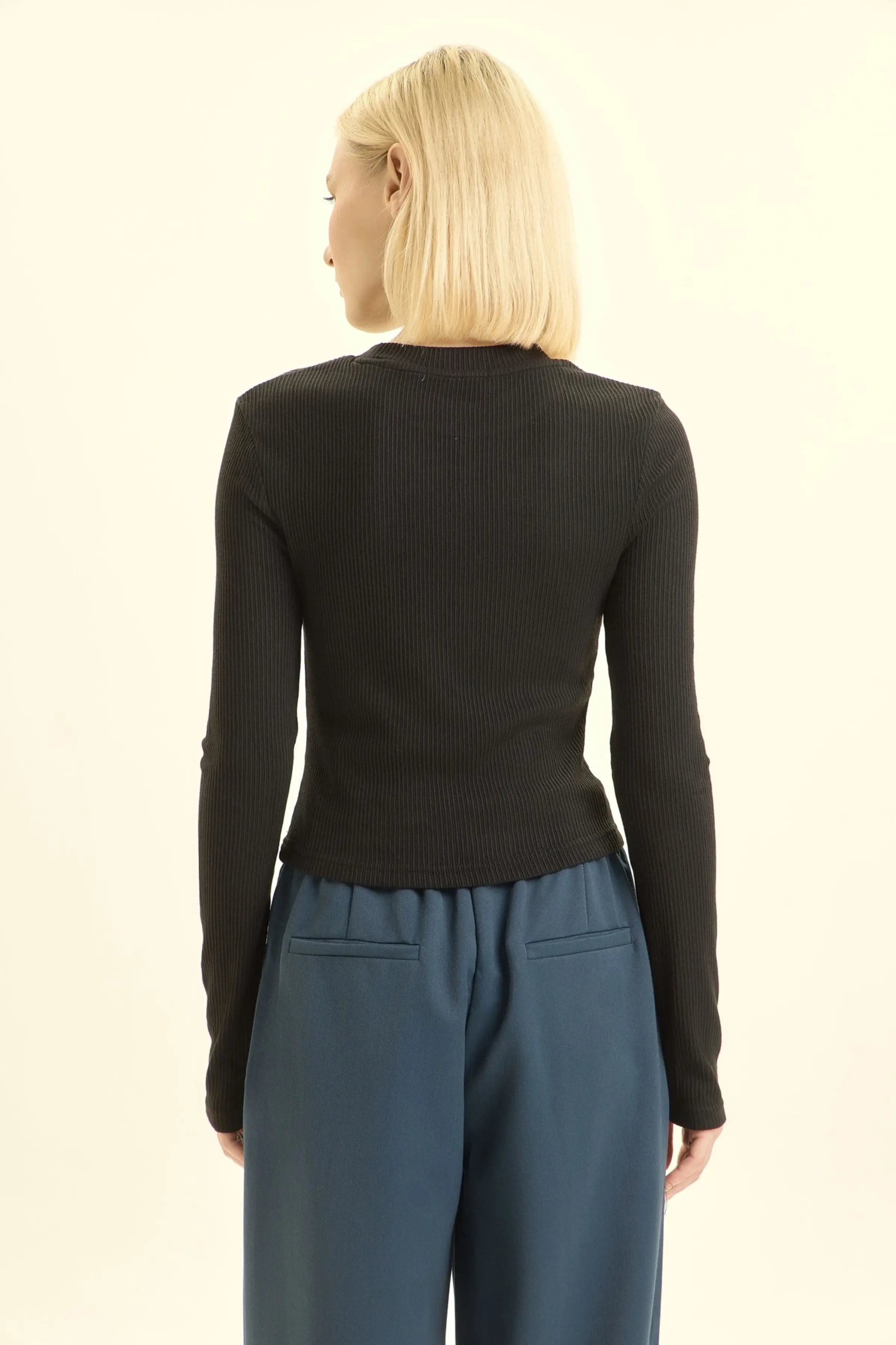 Лонгслив черный для женщин 46164-1 59