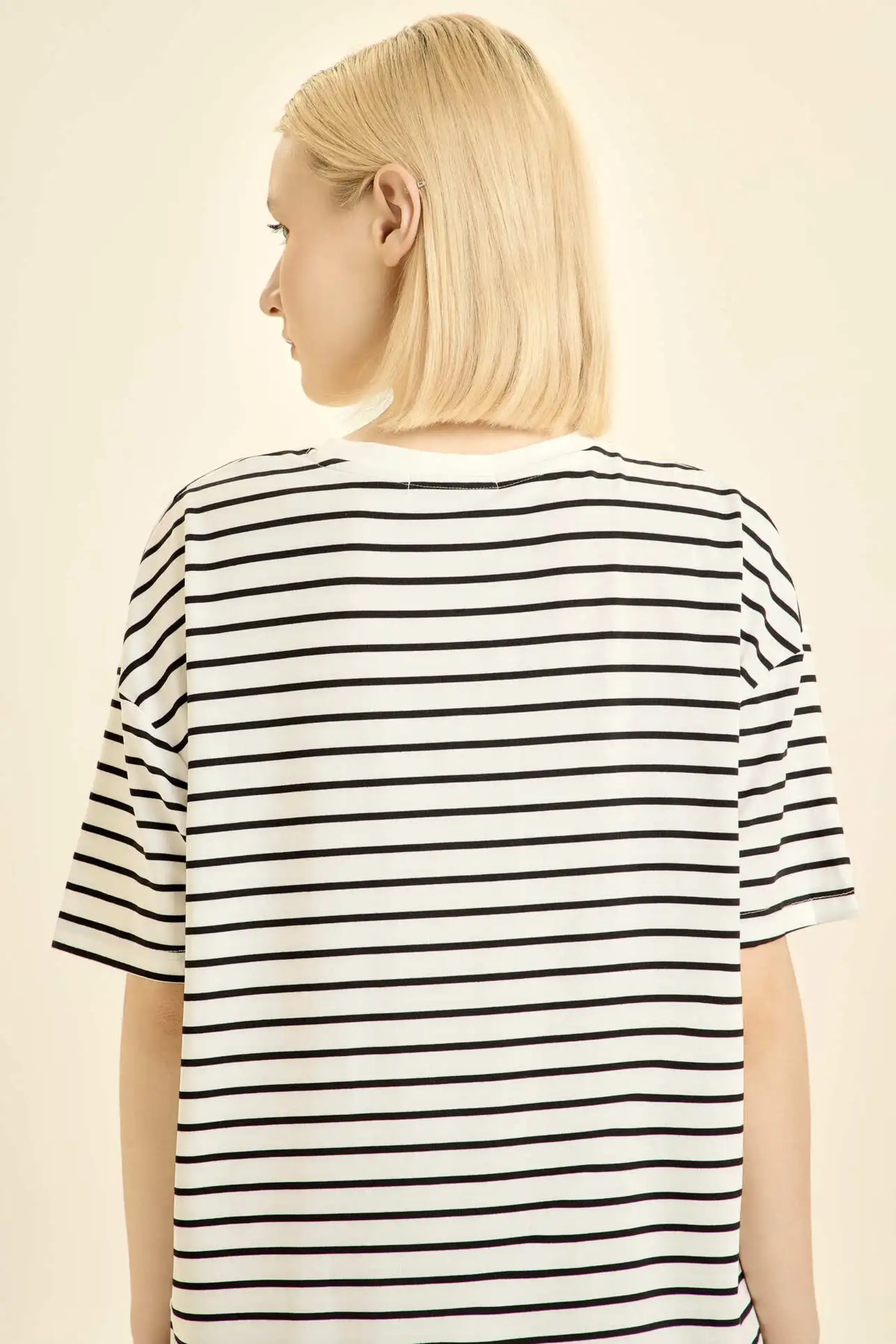 Футболка бело-черная полоска для женщин 46256-46 67