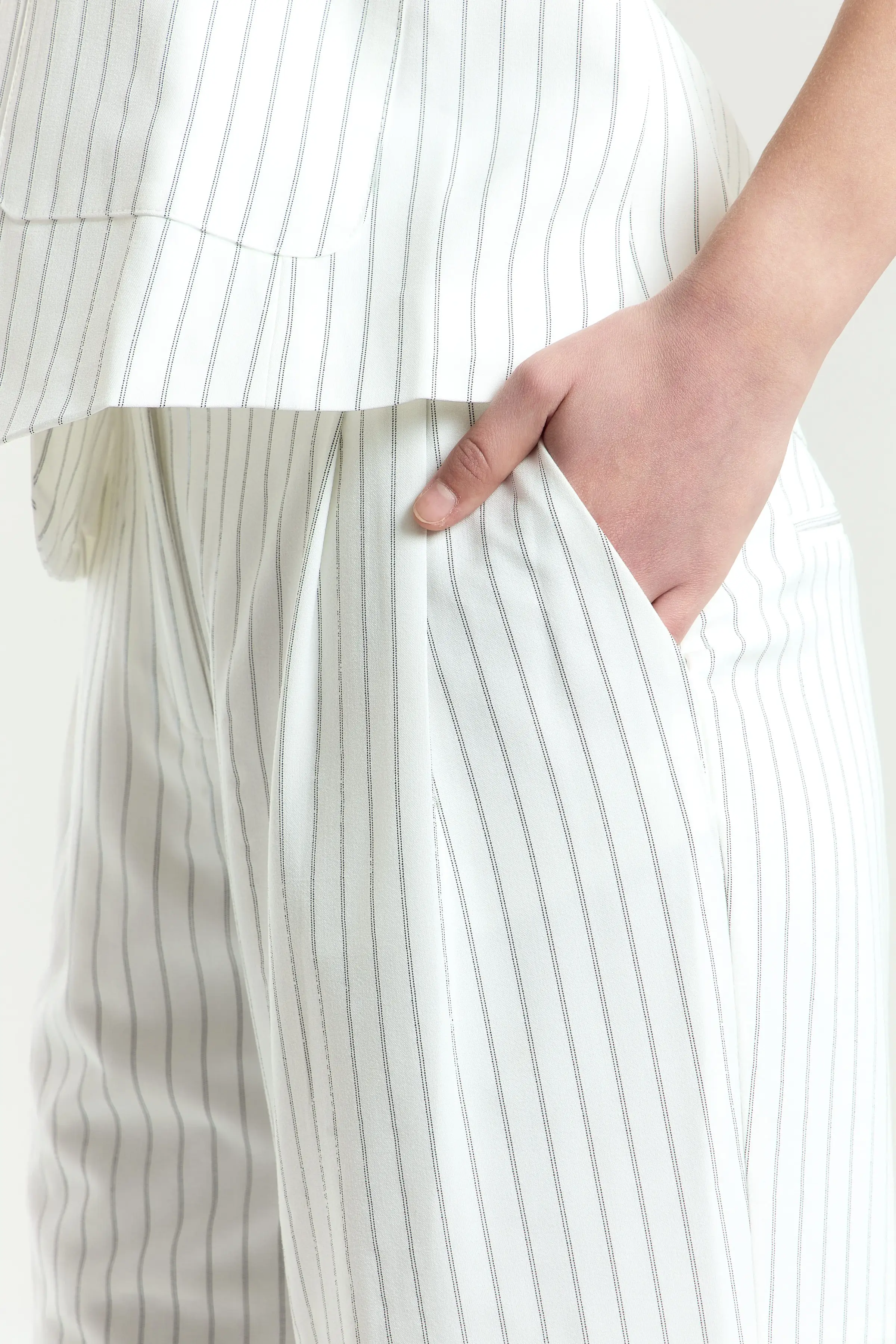 Брюки бело-черная полоска для женщин 45156-46 71