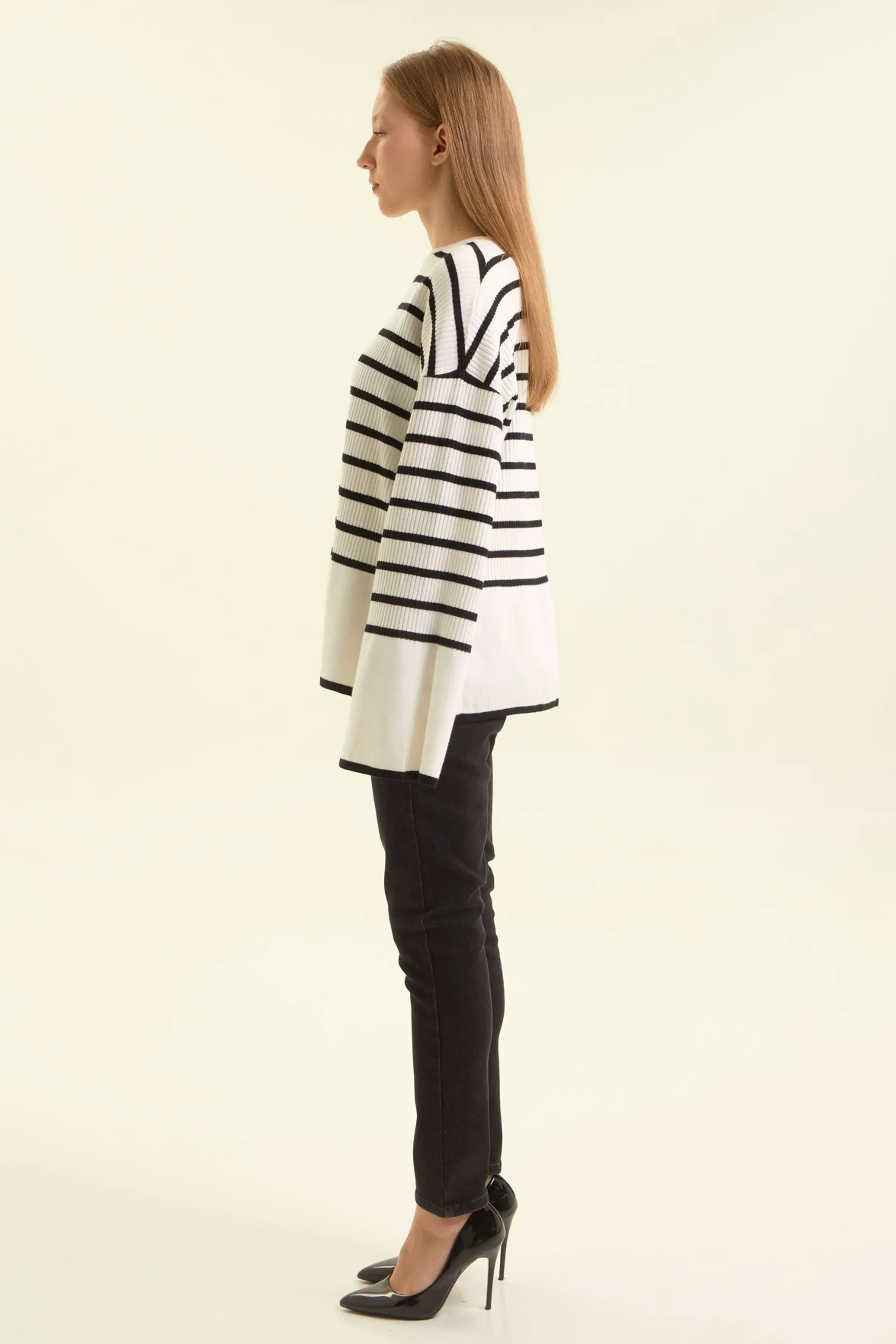 Джемпер бело-черная полоска для женщин 47197-46 60