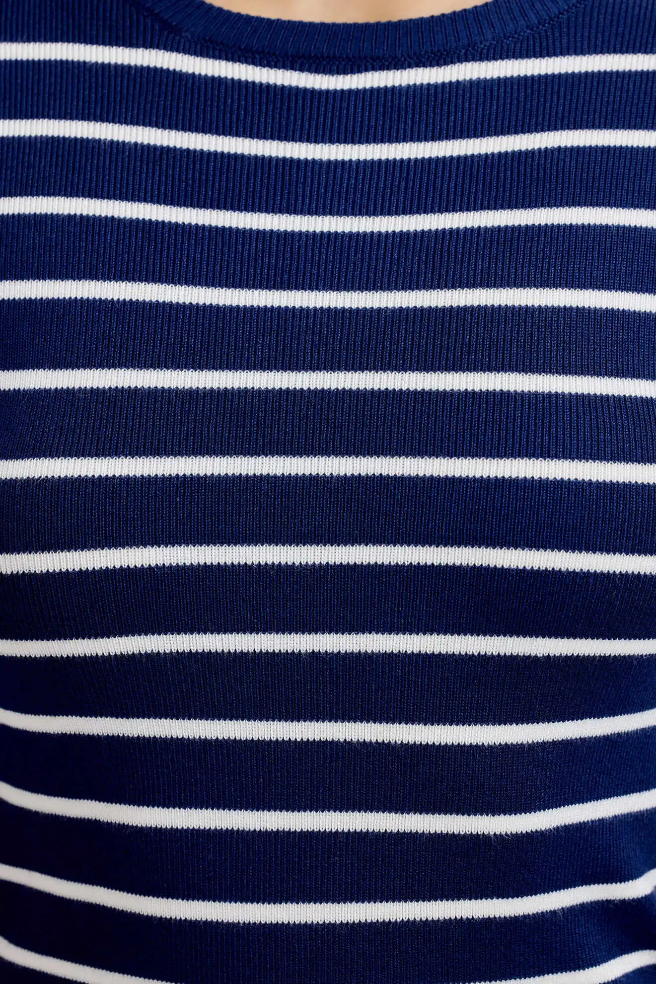 Джемпер бело-синяя полоска для женщин 42167-48 60