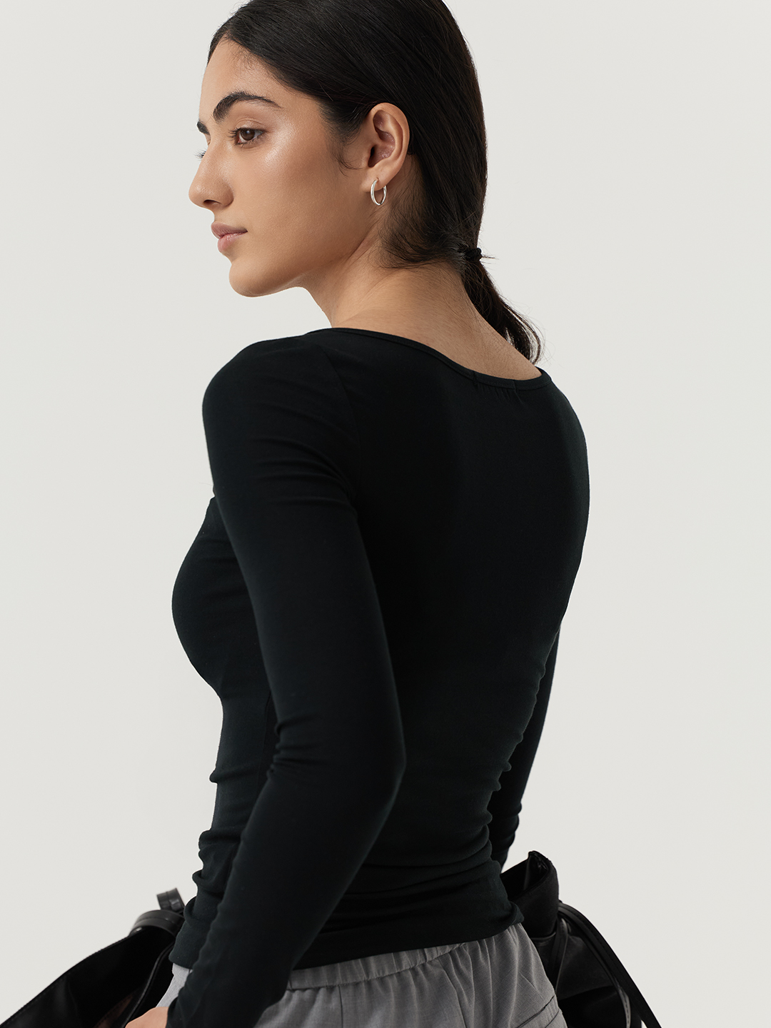 Лонгслив черный для женщин 48108-1 59