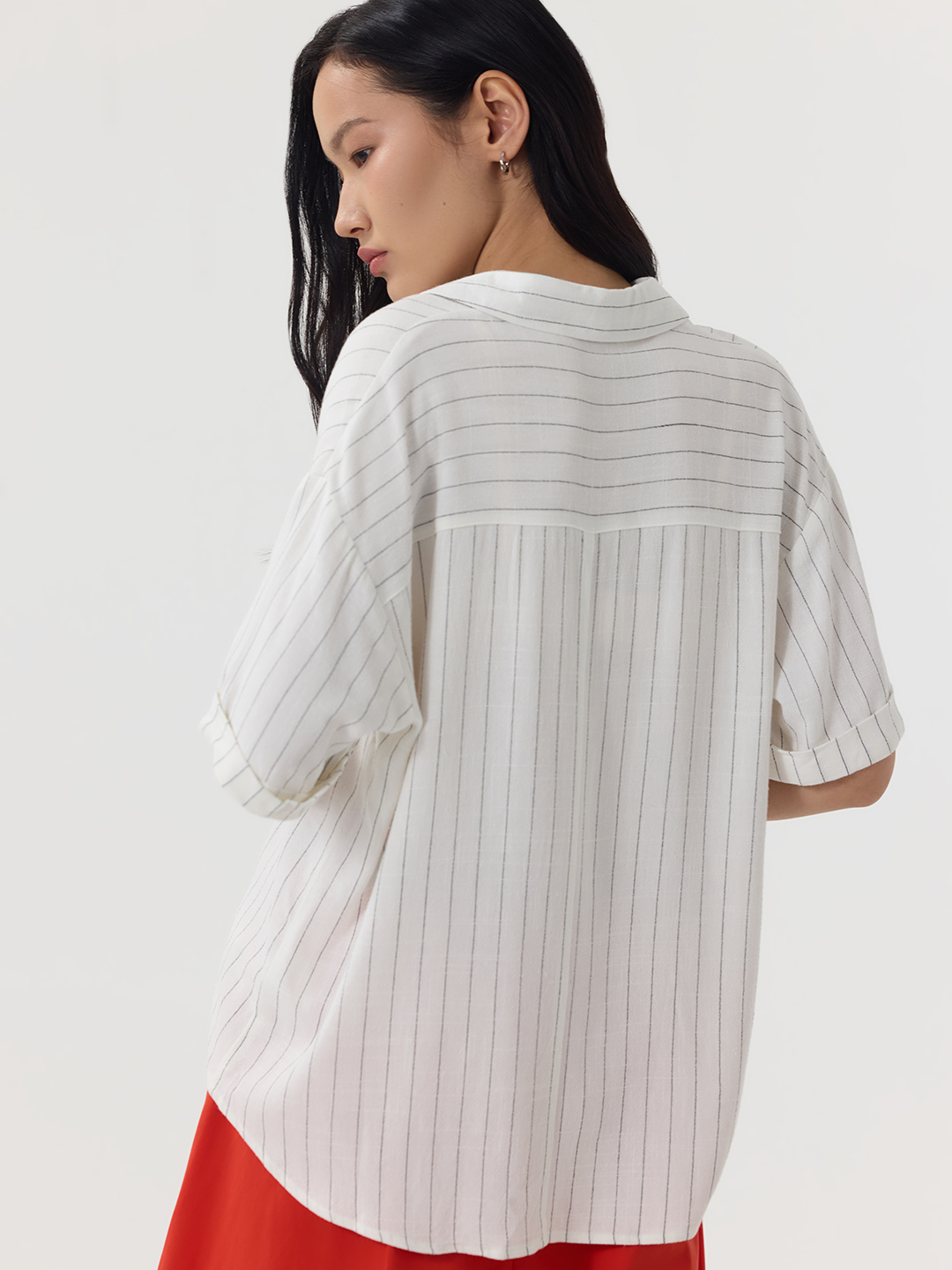 Рубашка бело-черная полоска для женщин 49503-46 66