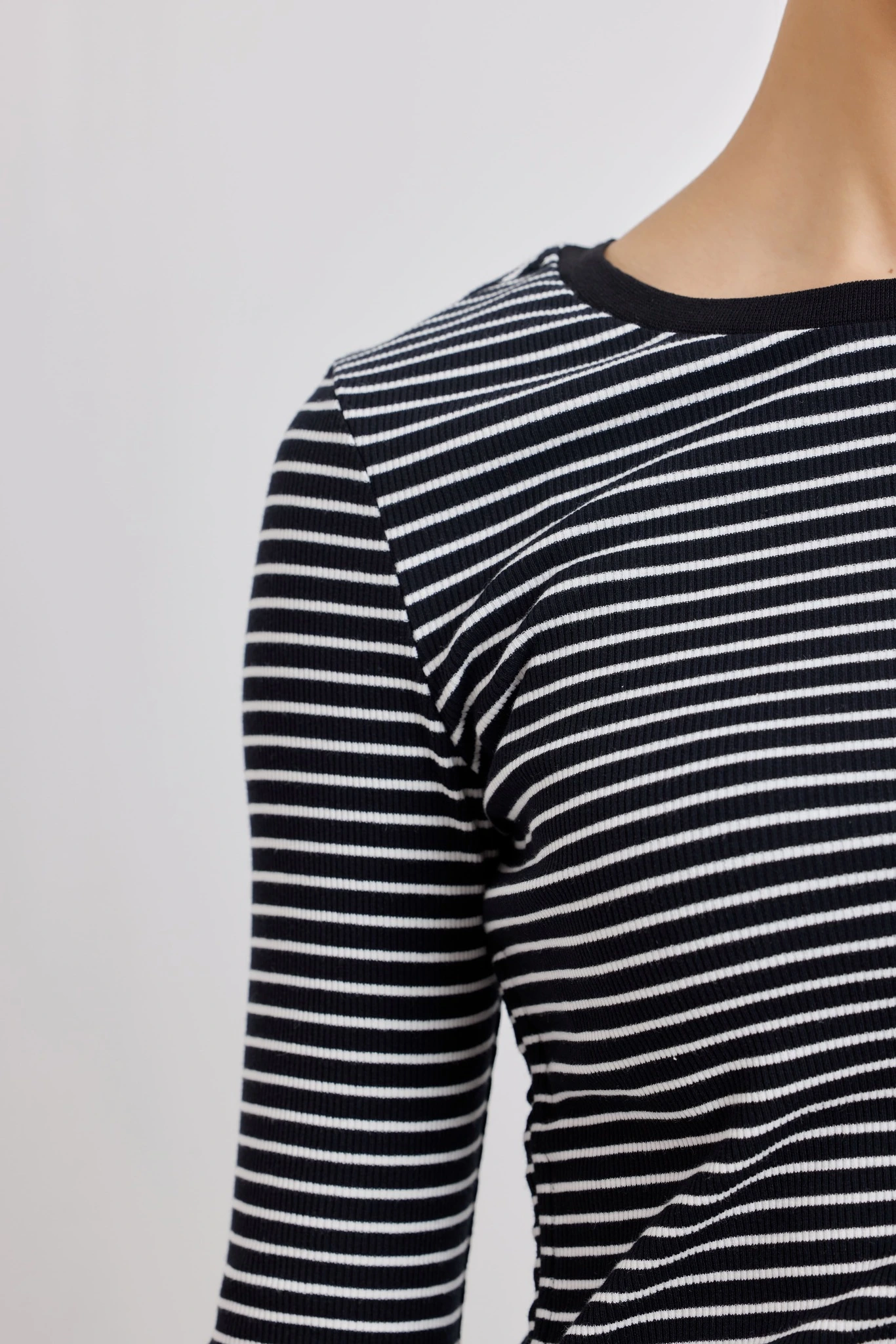 Лонгслив бело-черная полоска для женщин 42408U-46 59