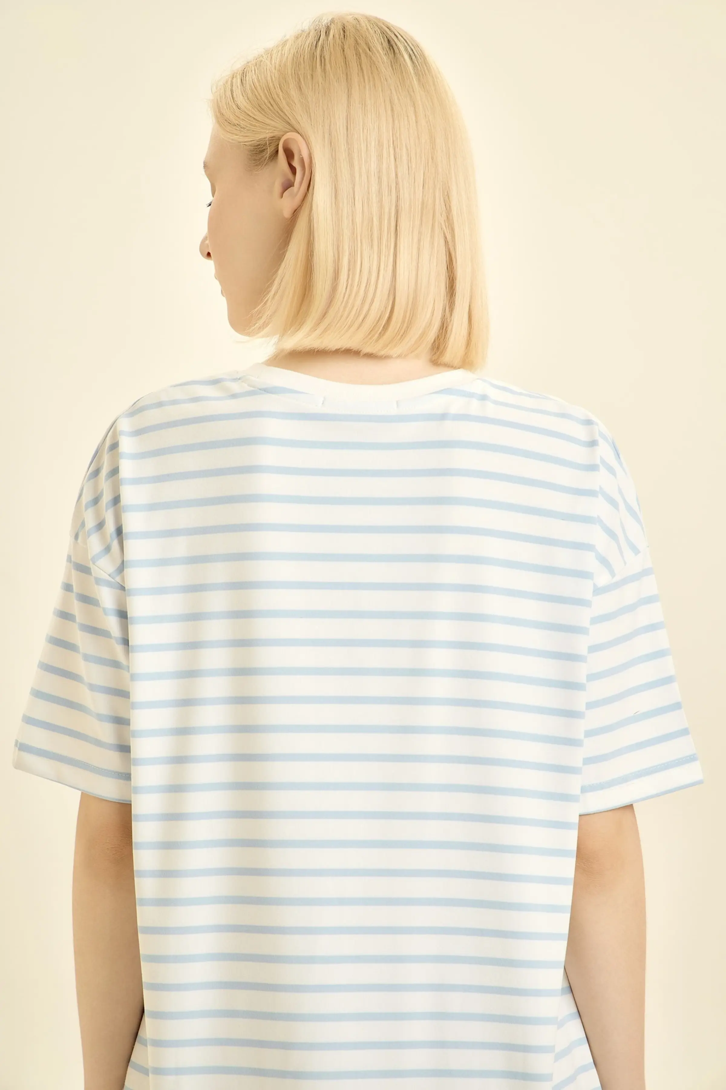 Футболка бело-голубая полоска для женщин 46256-47 67