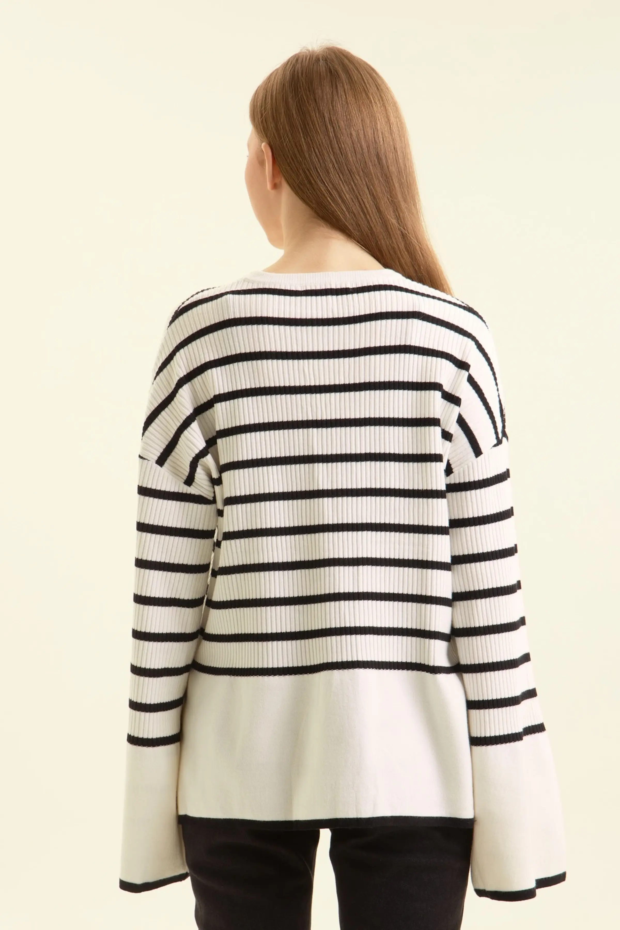 Джемпер бело-черная полоска для женщин 47197-46 60