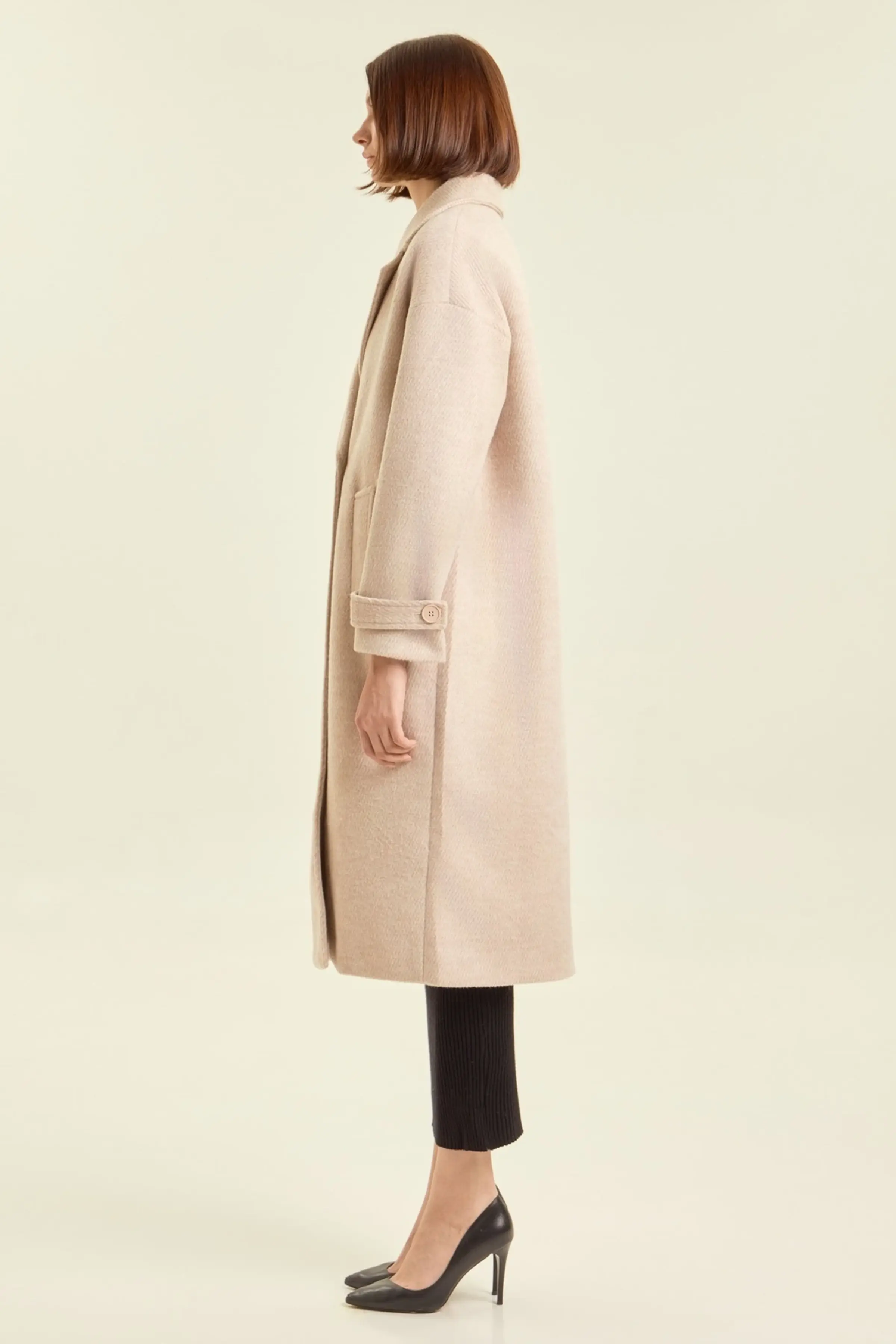 Пальто бежевый для женщин 47111-15 53