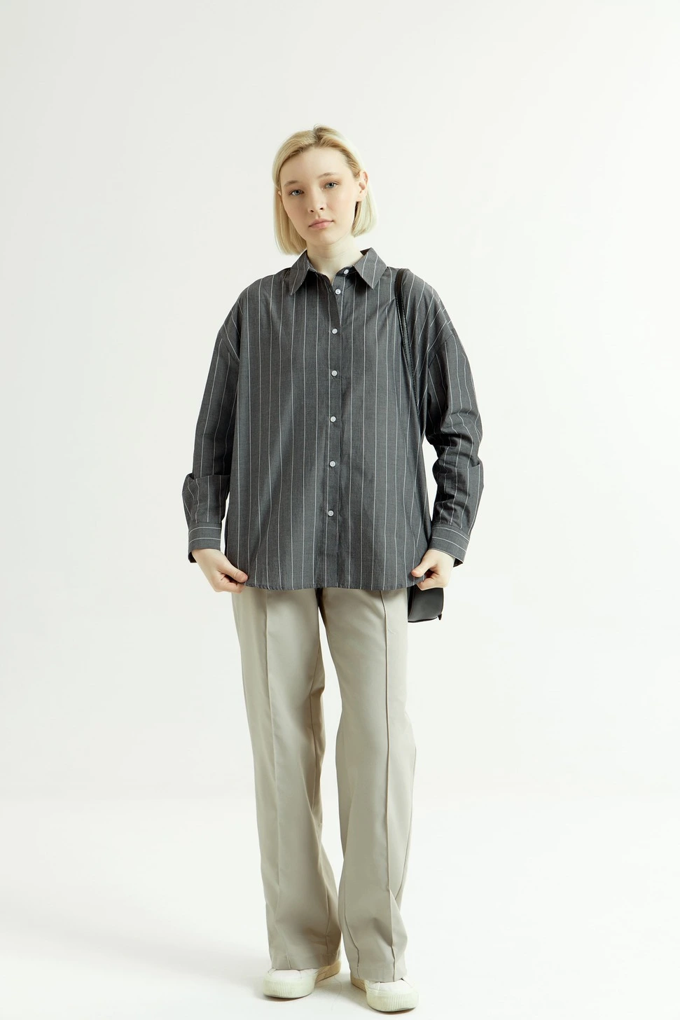 Рубашка бело-серая полоска для женщин 43127-49 66