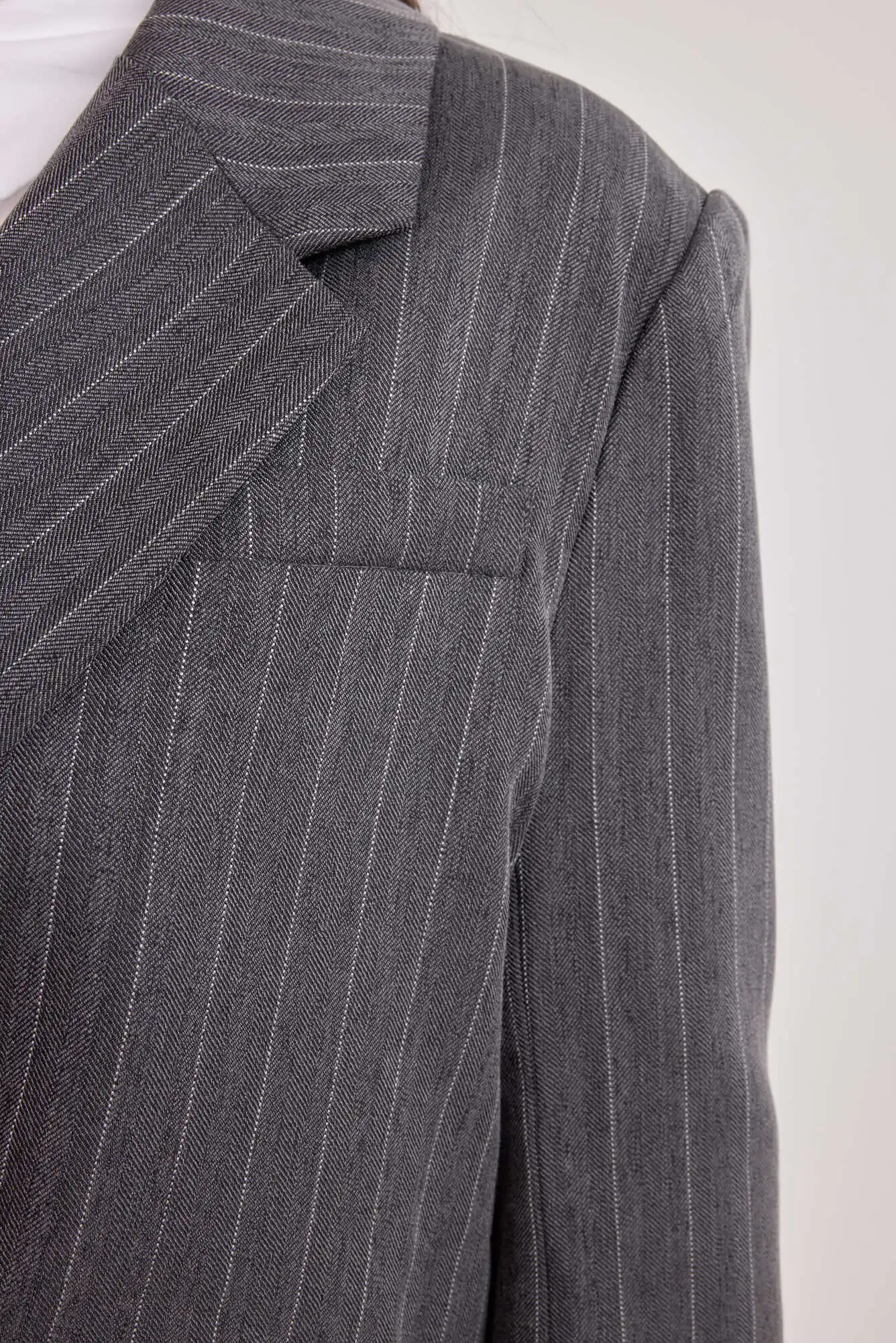 Жакет серый в полоску для женщин 42166-275 64