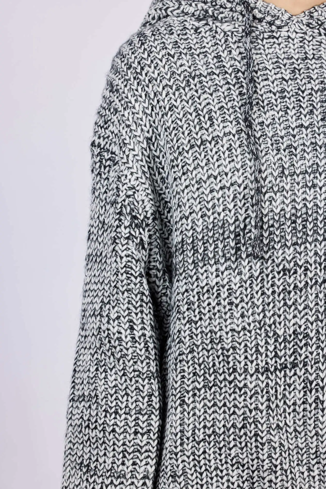 Свитер черно-белый для женщин 43227-109 65