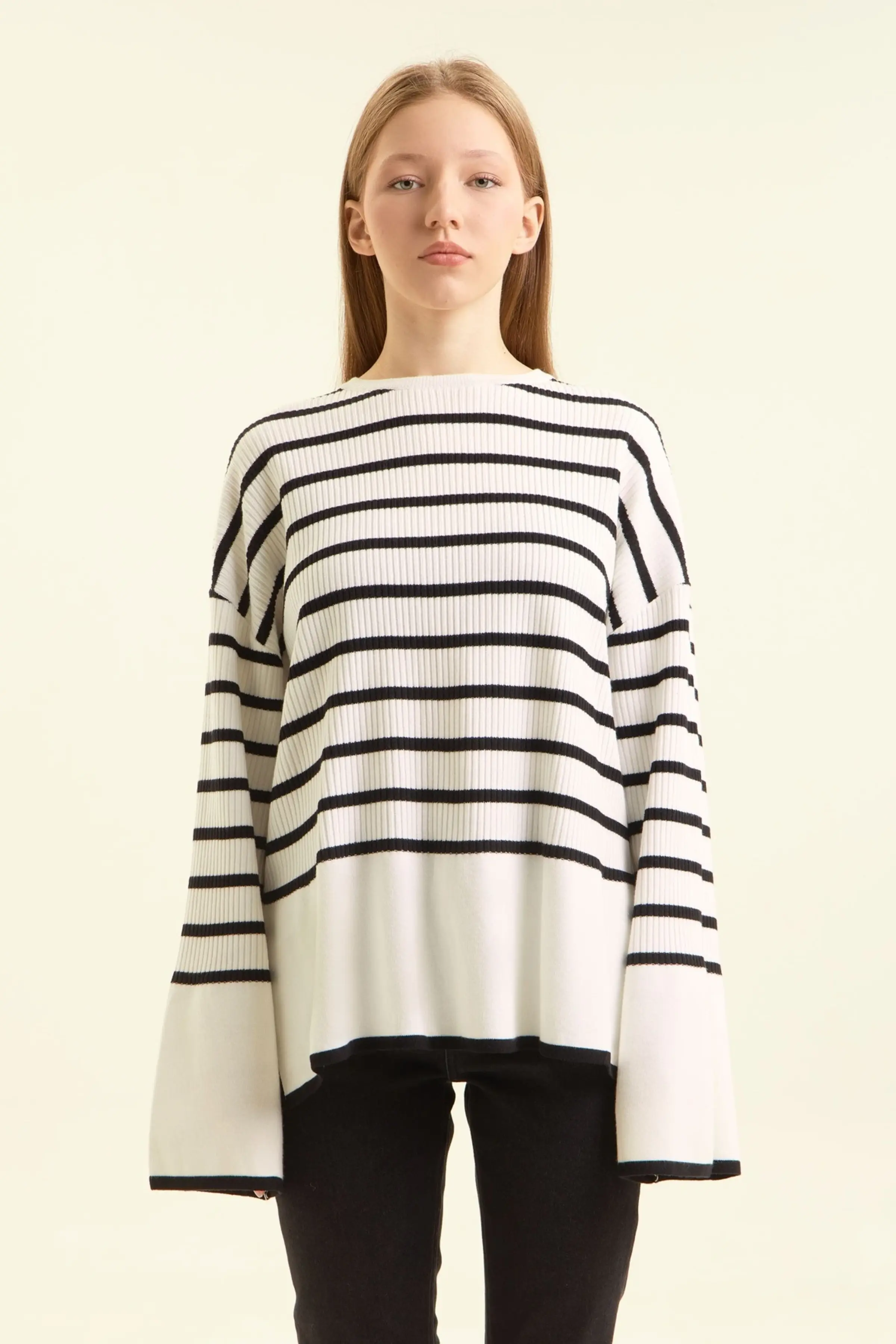 Джемпер бело-черная полоска для женщин 47197-46 60