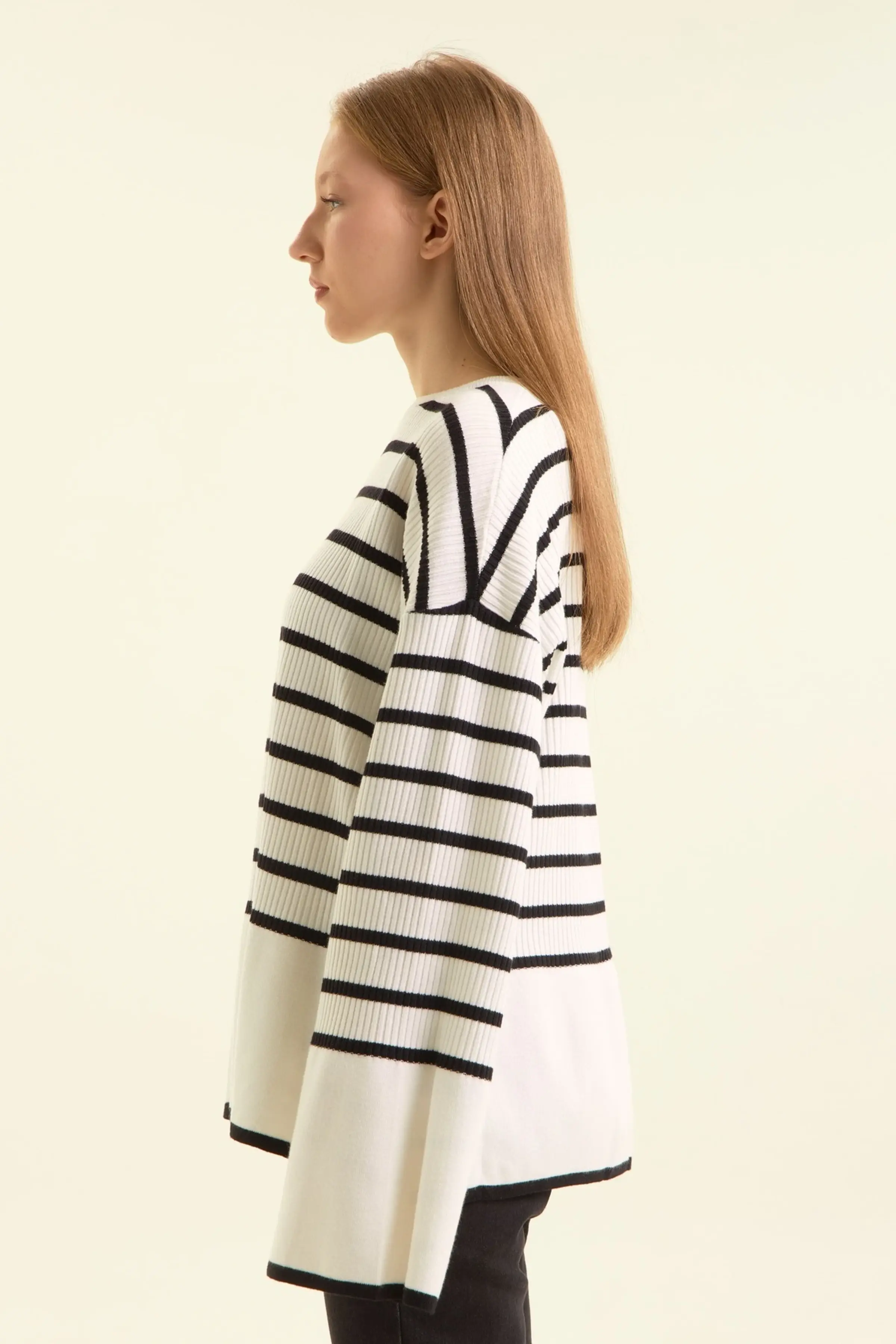 Джемпер бело-черная полоска для женщин 47197-46 60