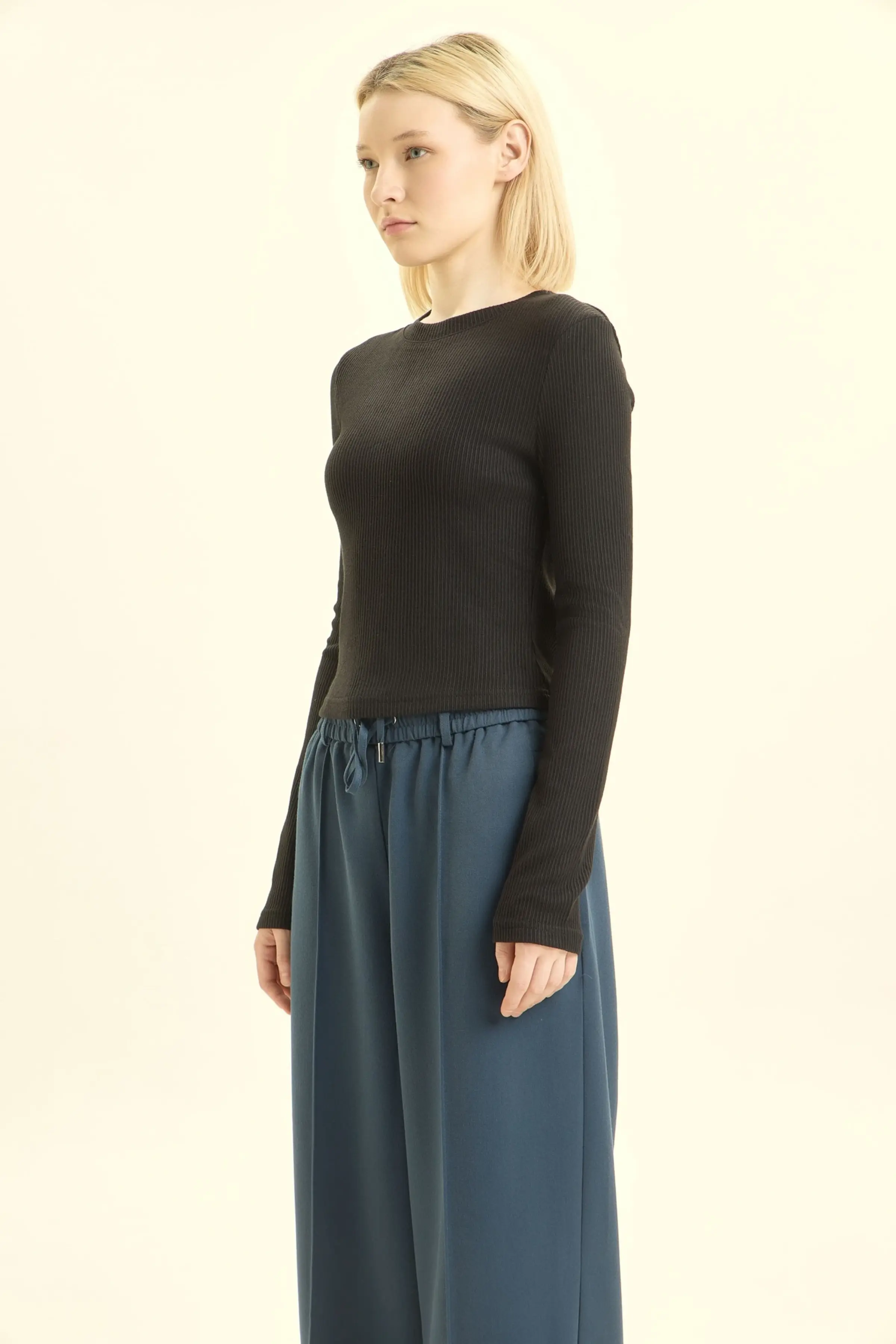 Лонгслив черный для женщин 46164-1 59