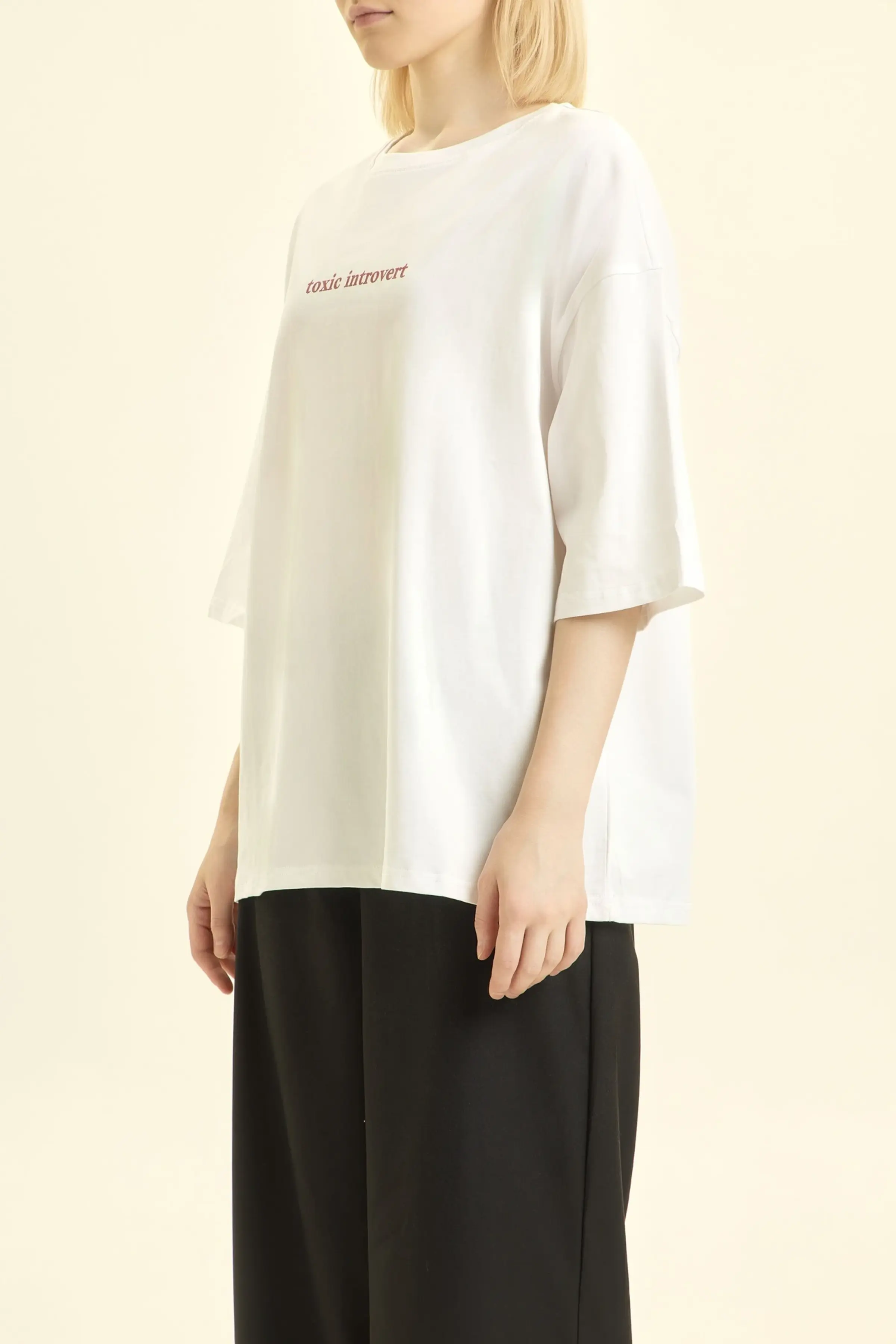 Футболка бело-красный принт для женщин 46157-214 67