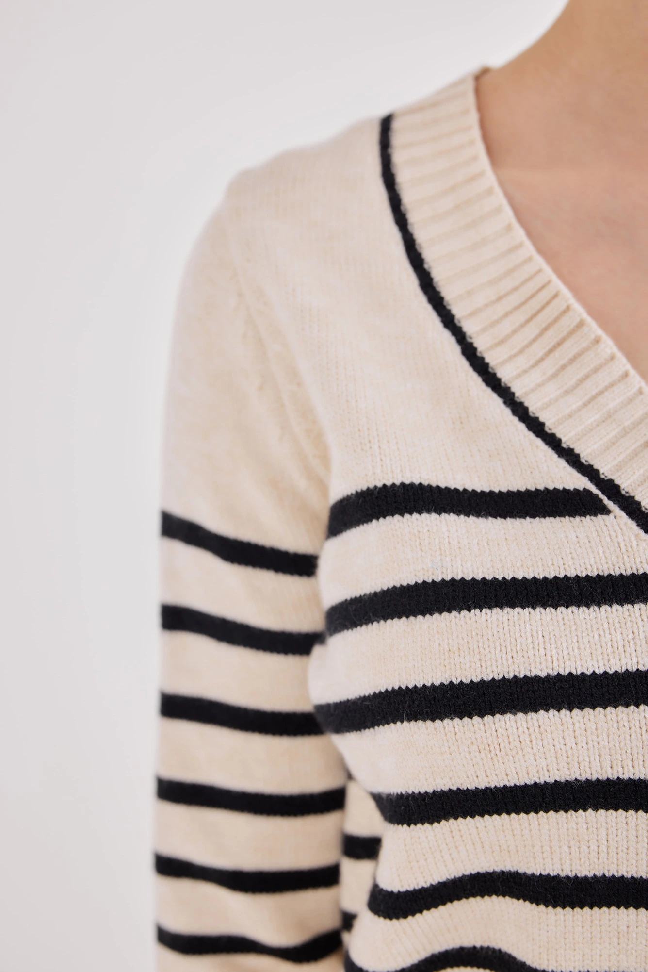 Джемпер черно-бежевая полоска для женщин 42170-96 60