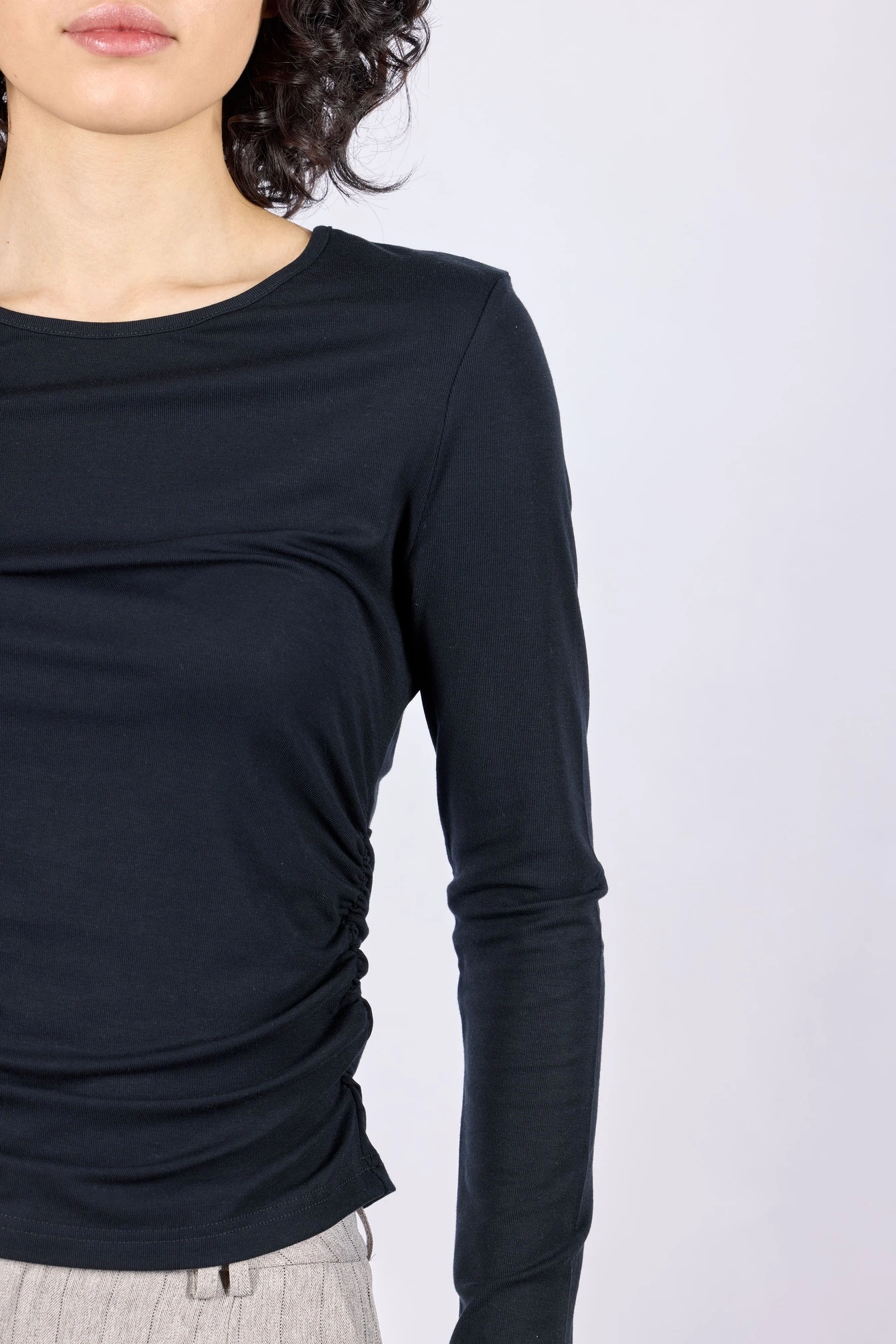 Лонгслив черный для женщин 44153-1 59