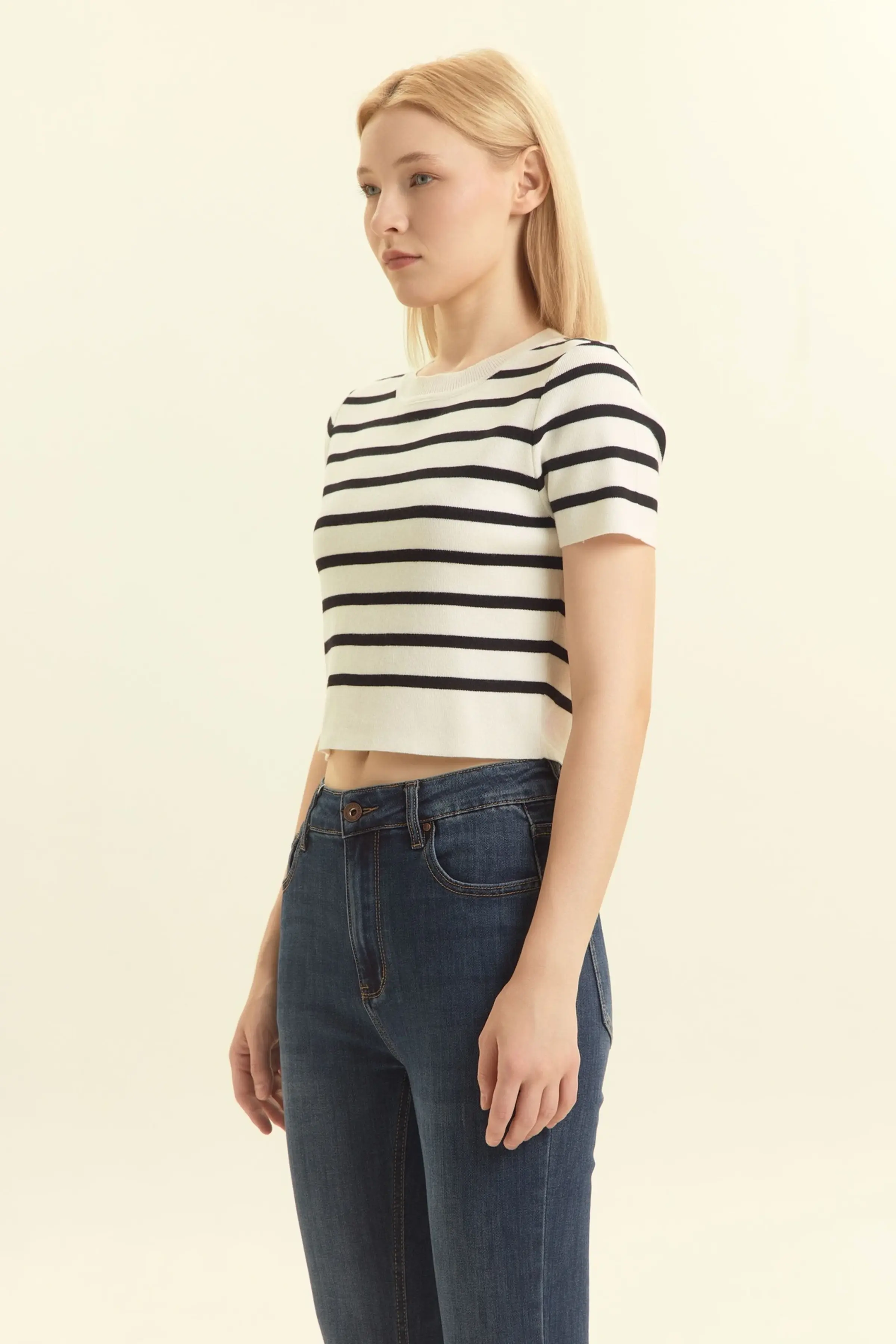 Джемпер бело-черная полоска для женщин 46342-46 60